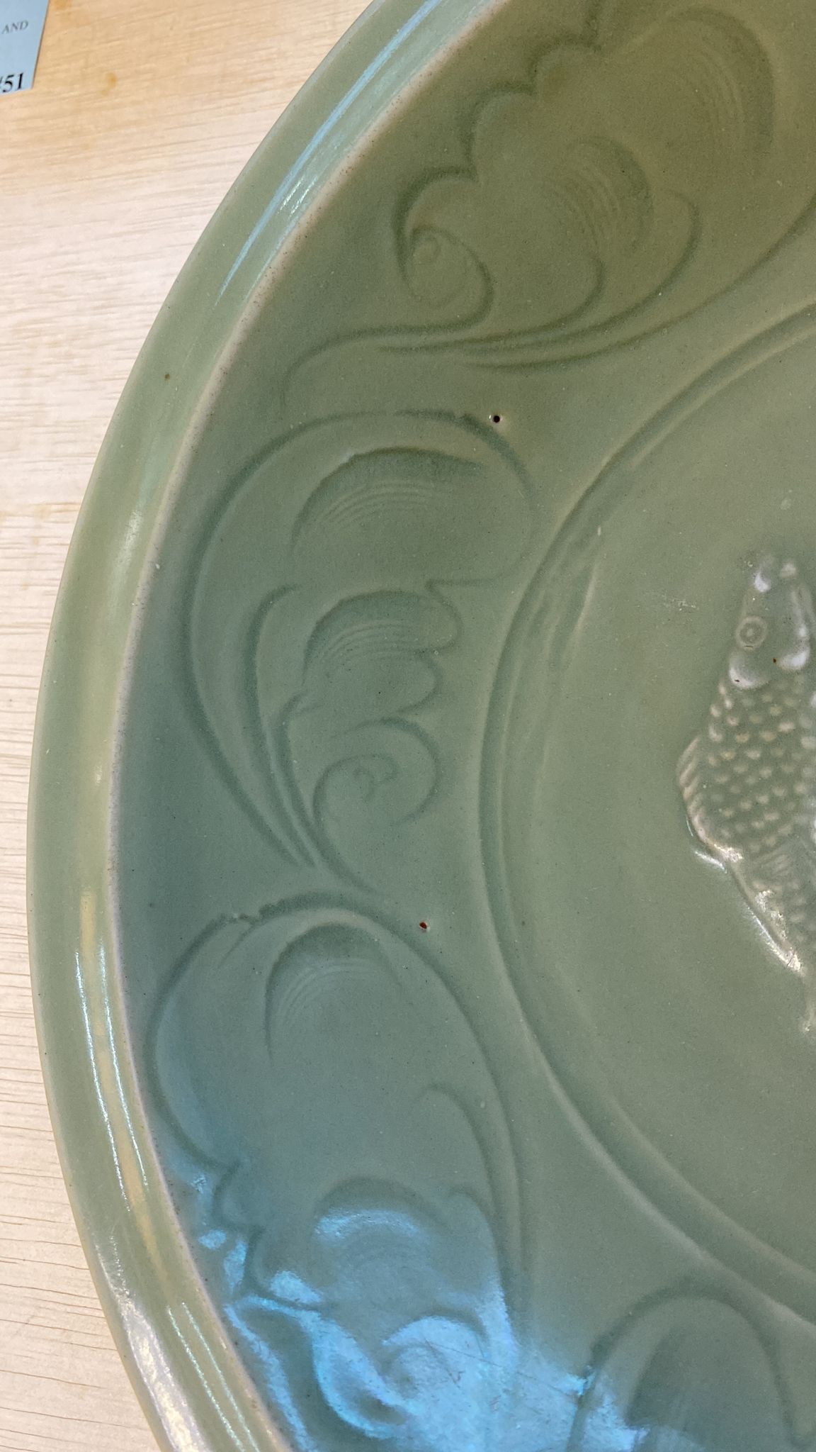 A LARGE MOULDED LONGQUAN CELADON TWIN FISH DISH - Image 7 of 14
