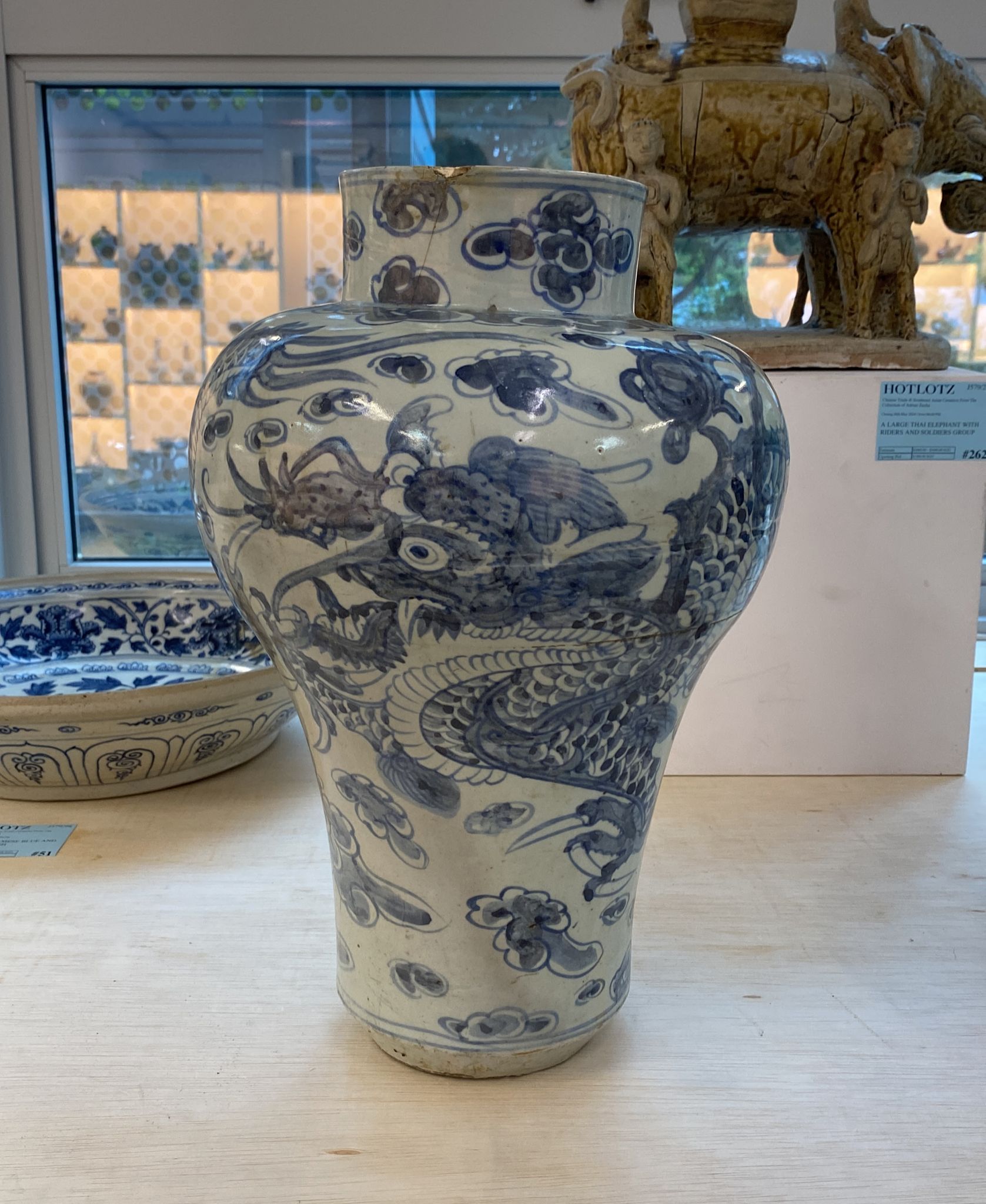 A LARGE KOREAN BLUE AND WHITE DRAGON VASE - Image 5 of 11