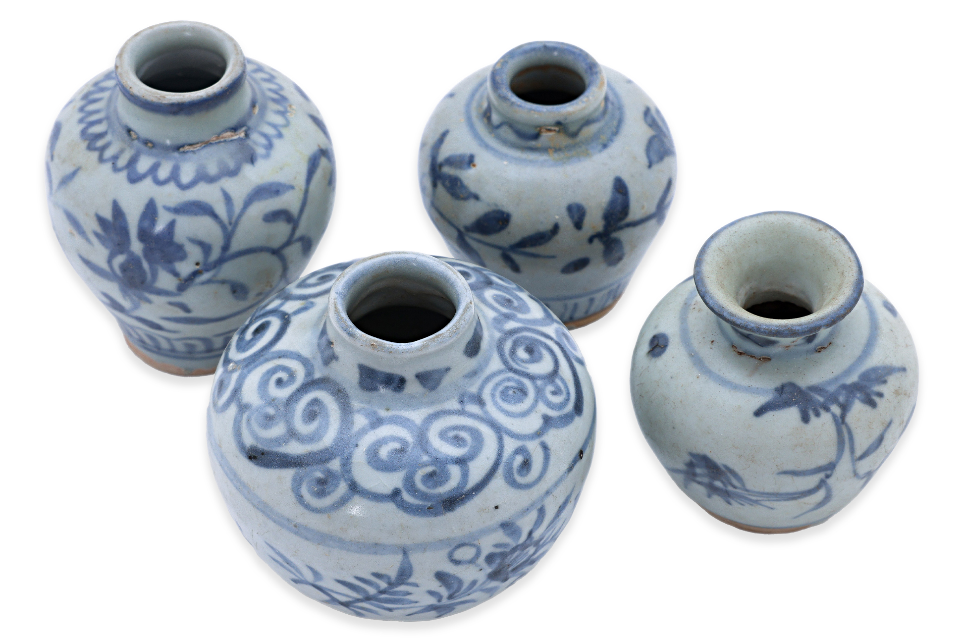 A GROUP OF FOUR SMALL BLUE AND WHITE JARS - Image 2 of 3