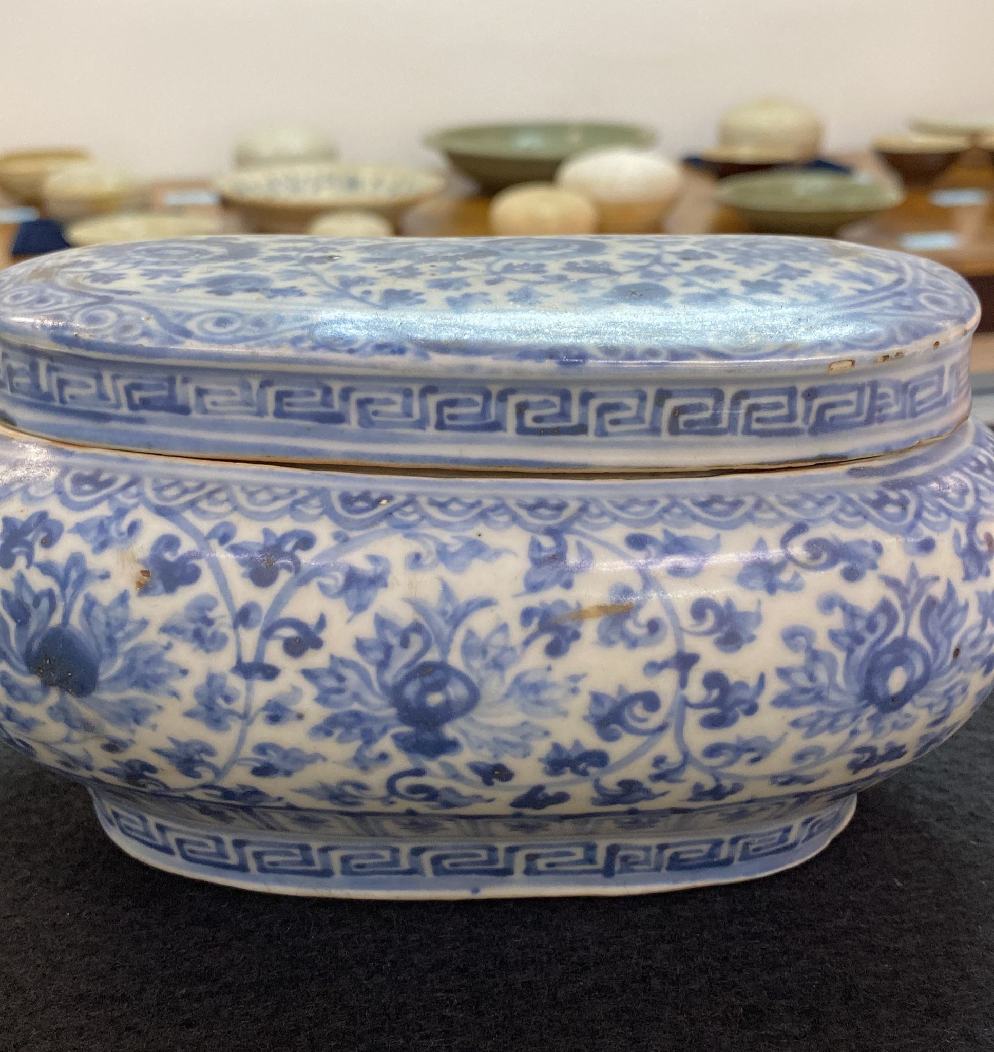 A BLUE AND WHITE OVAL BOX, COVER AND LINER - Image 6 of 17