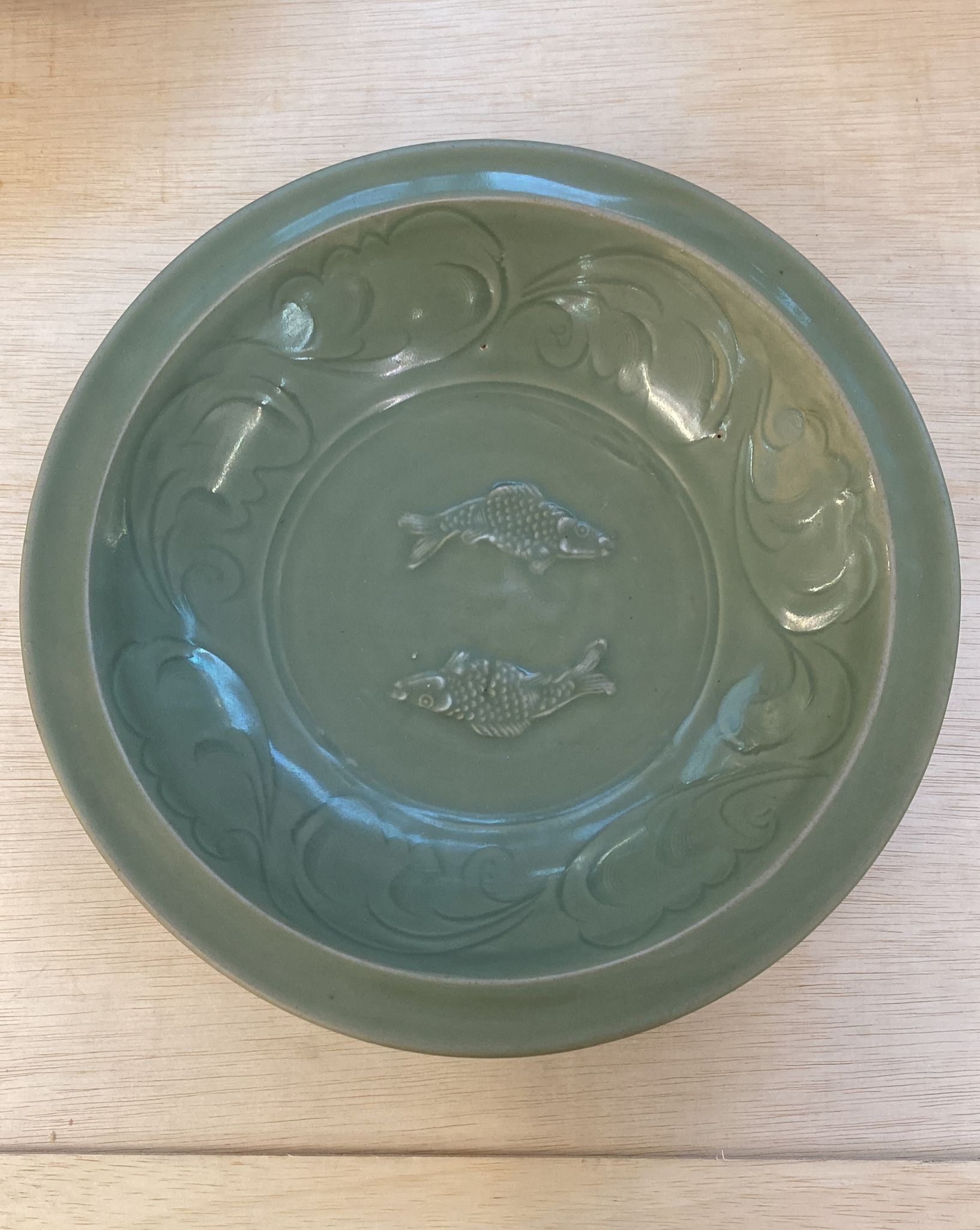 A LARGE MOULDED LONGQUAN CELADON TWIN FISH DISH - Image 4 of 14