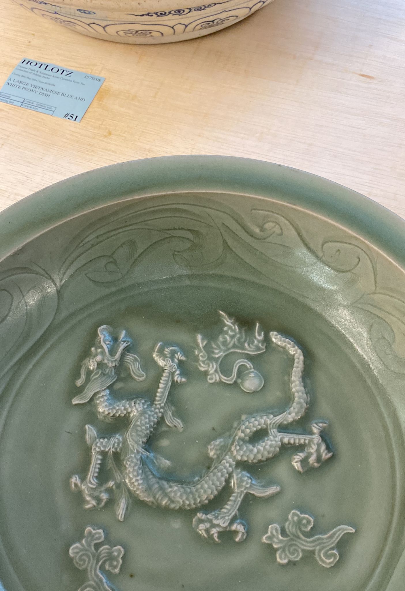 A LARGE LONGQUAN CELADON DRAGON DISH - Bild 7 aus 20