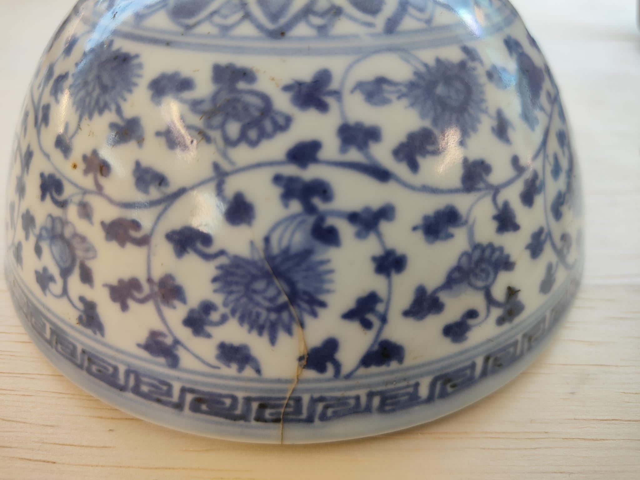 A BLUE AND WHITE PORCELAIN 'FLYING HORSES' BOWL - Image 8 of 9