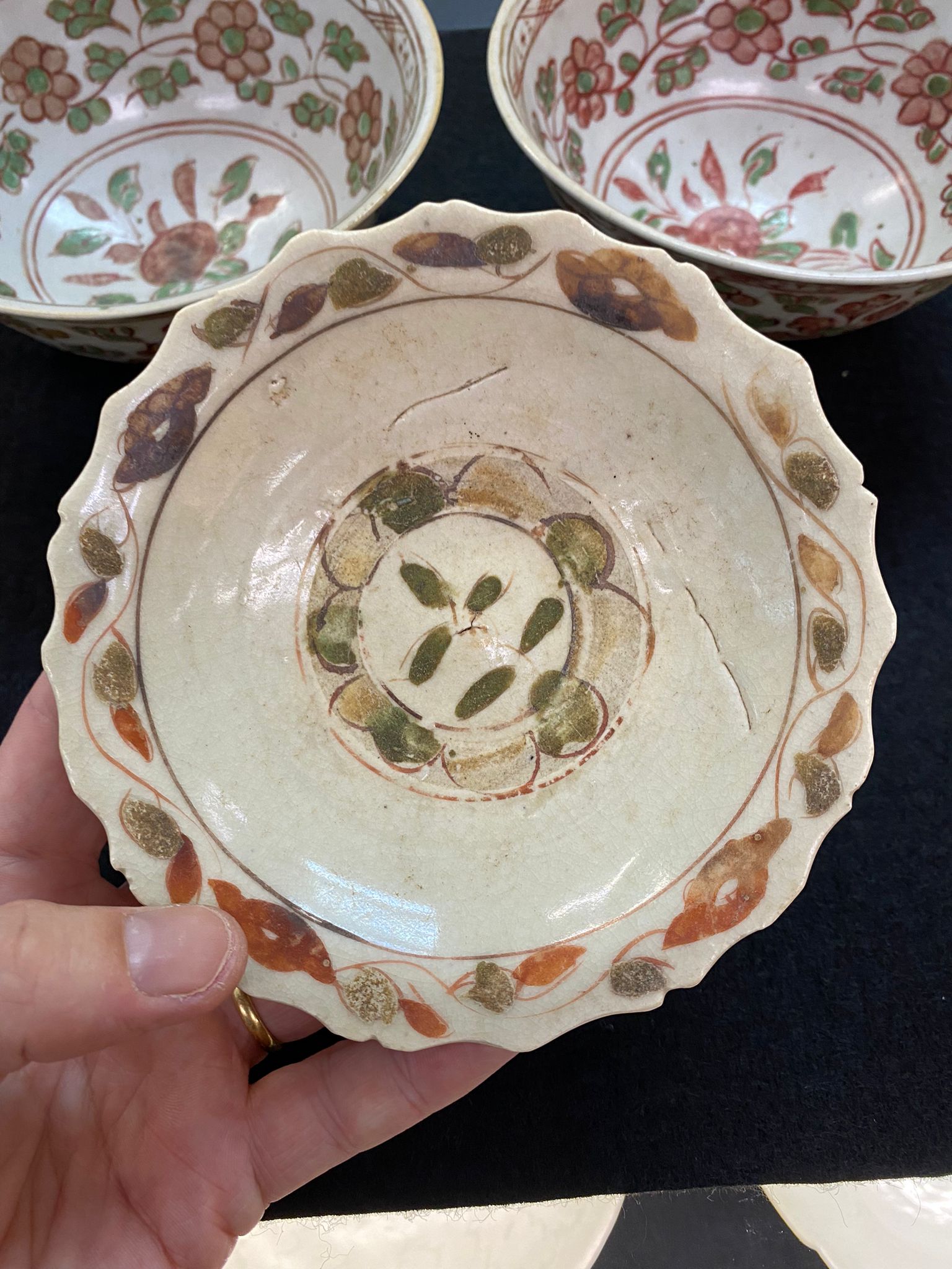 A PAIR OF SWATOW PORCELAIN BOWLS AND A SIMILAR SAUCER - Image 12 of 15