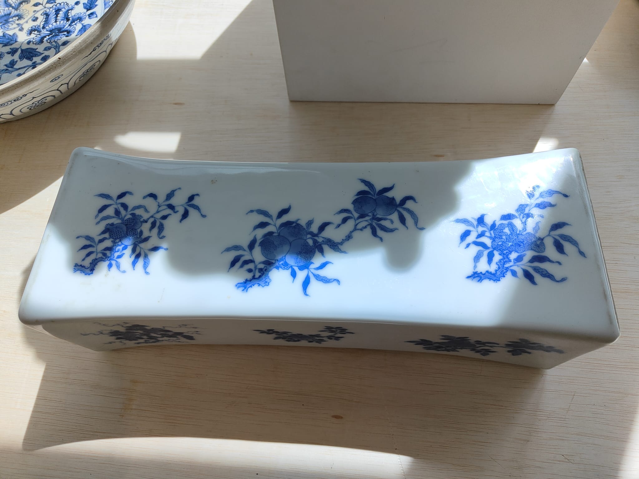 A LARGE BLUE AND WHITE PORCELAIN PILLOW - Image 6 of 24