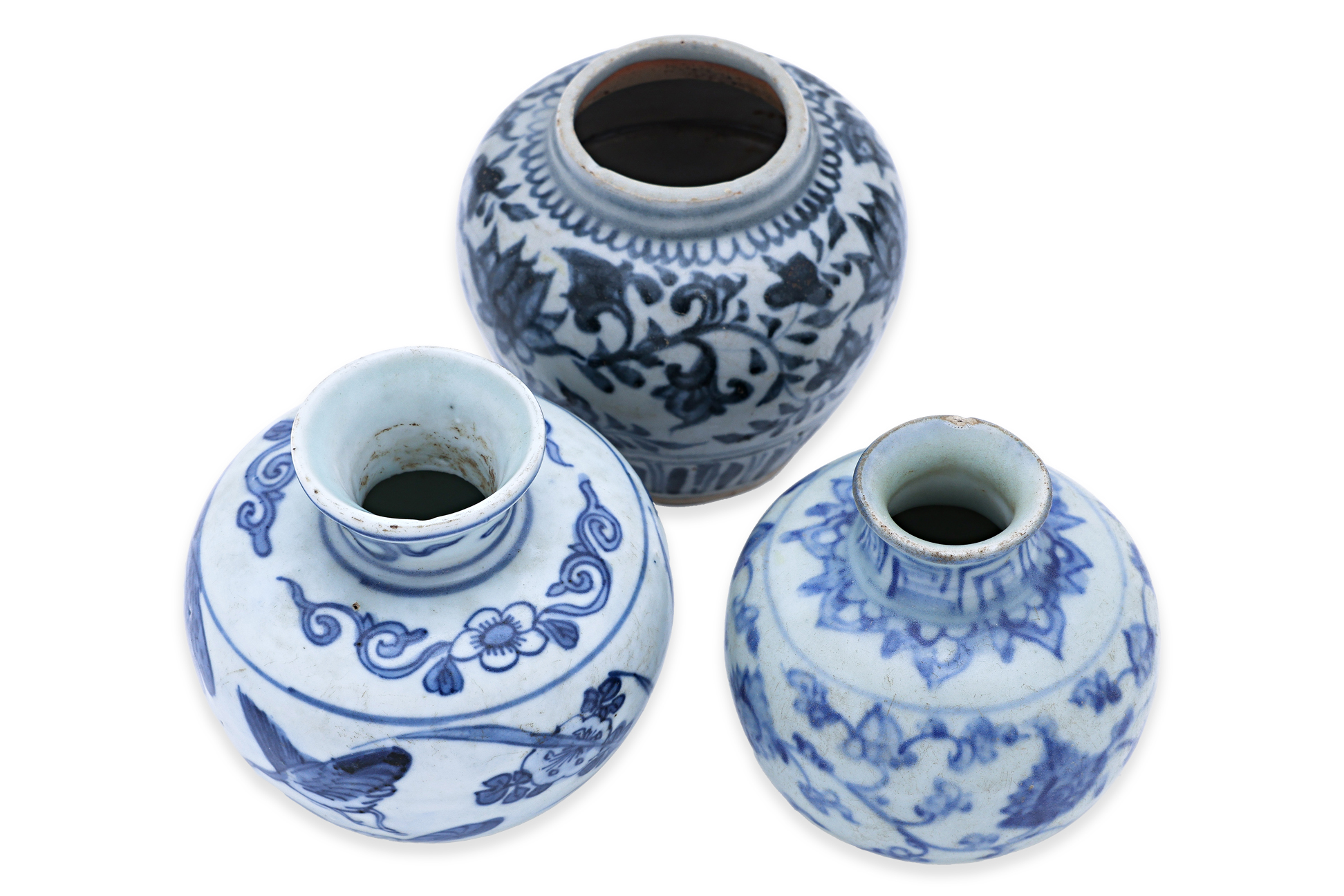 A GROUP OF THREE SMALL BLUE AND WHITE JARS - Image 2 of 3