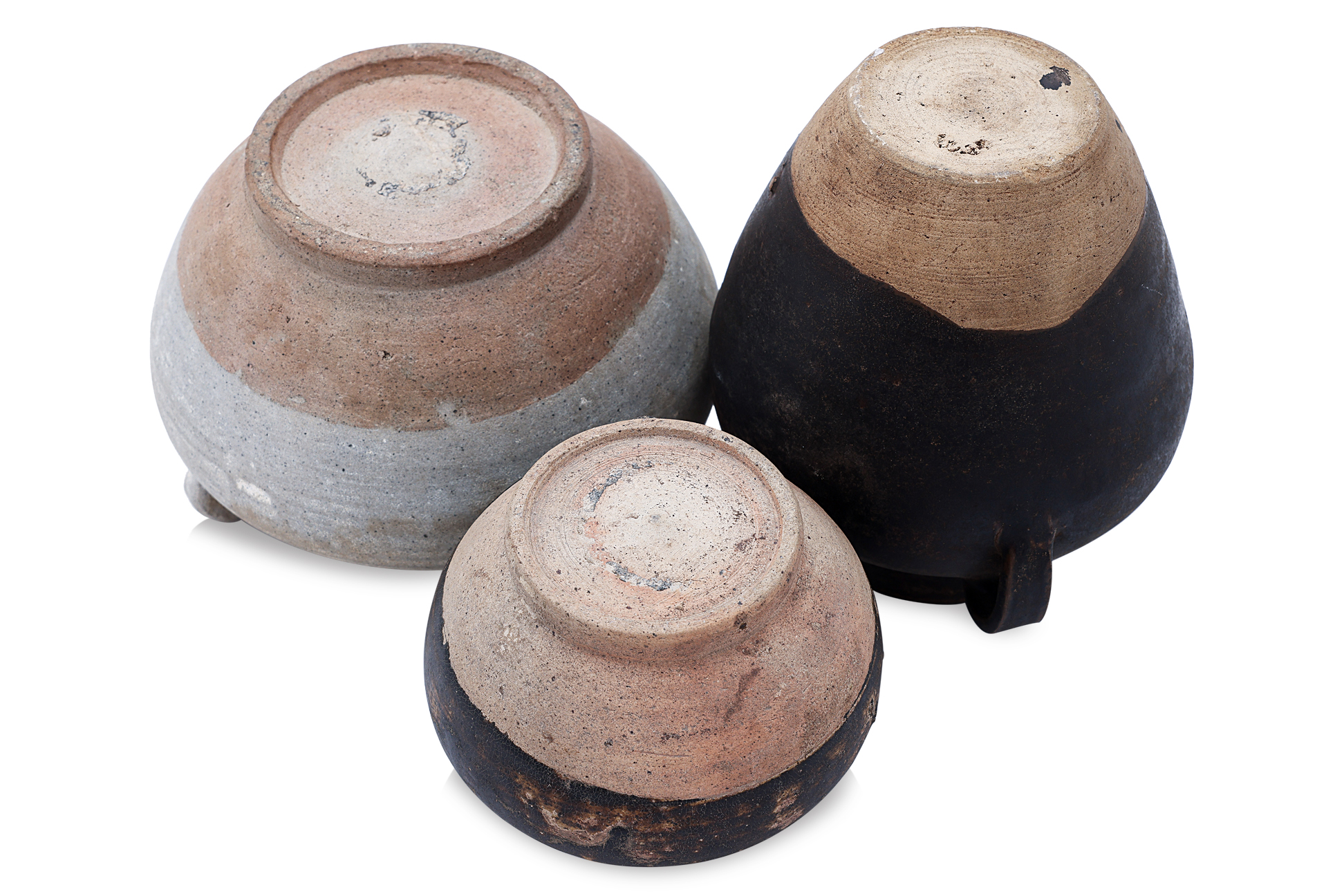 A GROUP OF THREE POTTERY JARS AND COVERS - Image 4 of 4