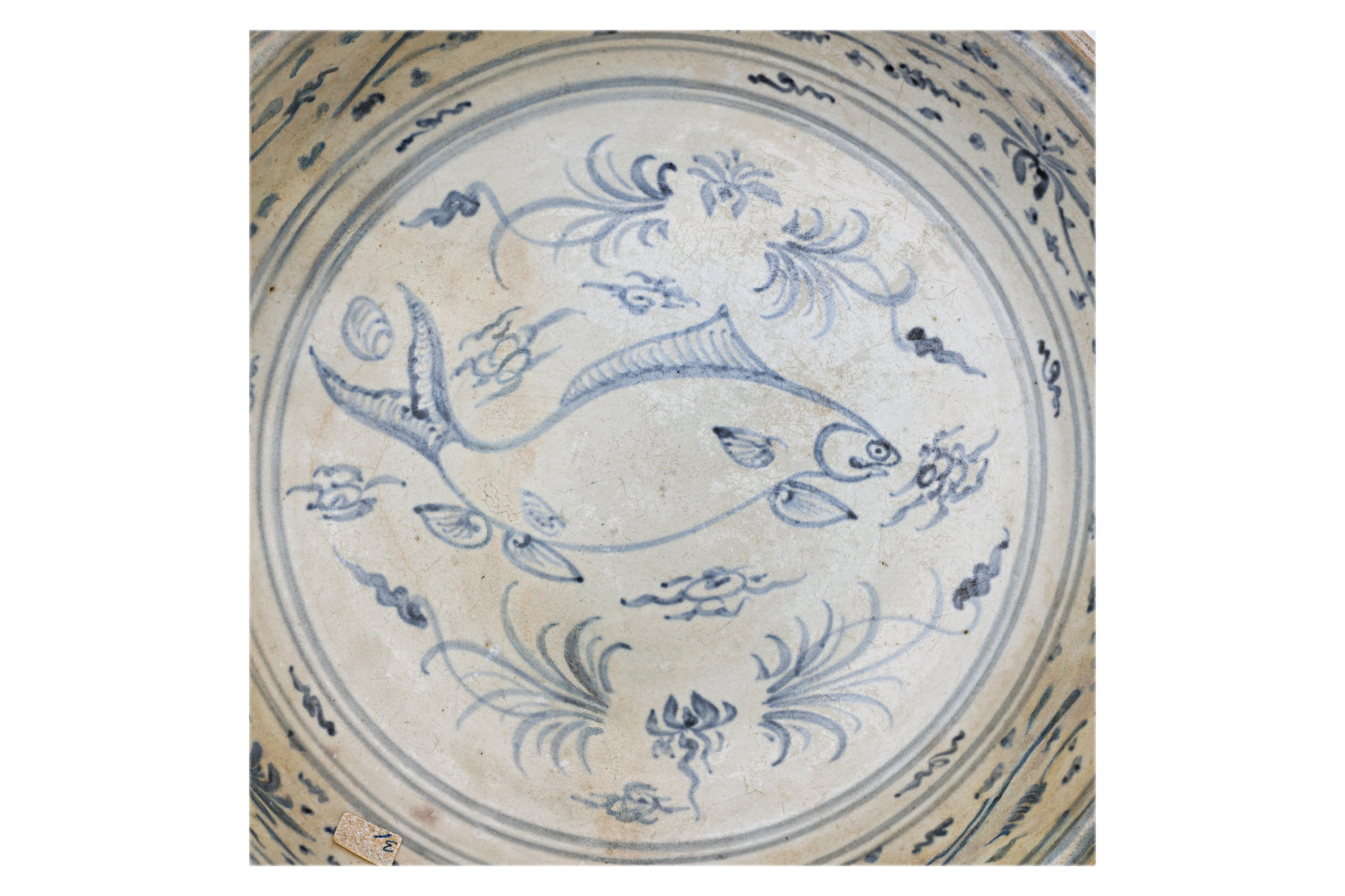 A LARGE VIETNAMESE BLUE AND WHITE CARP DISH - Image 3 of 3