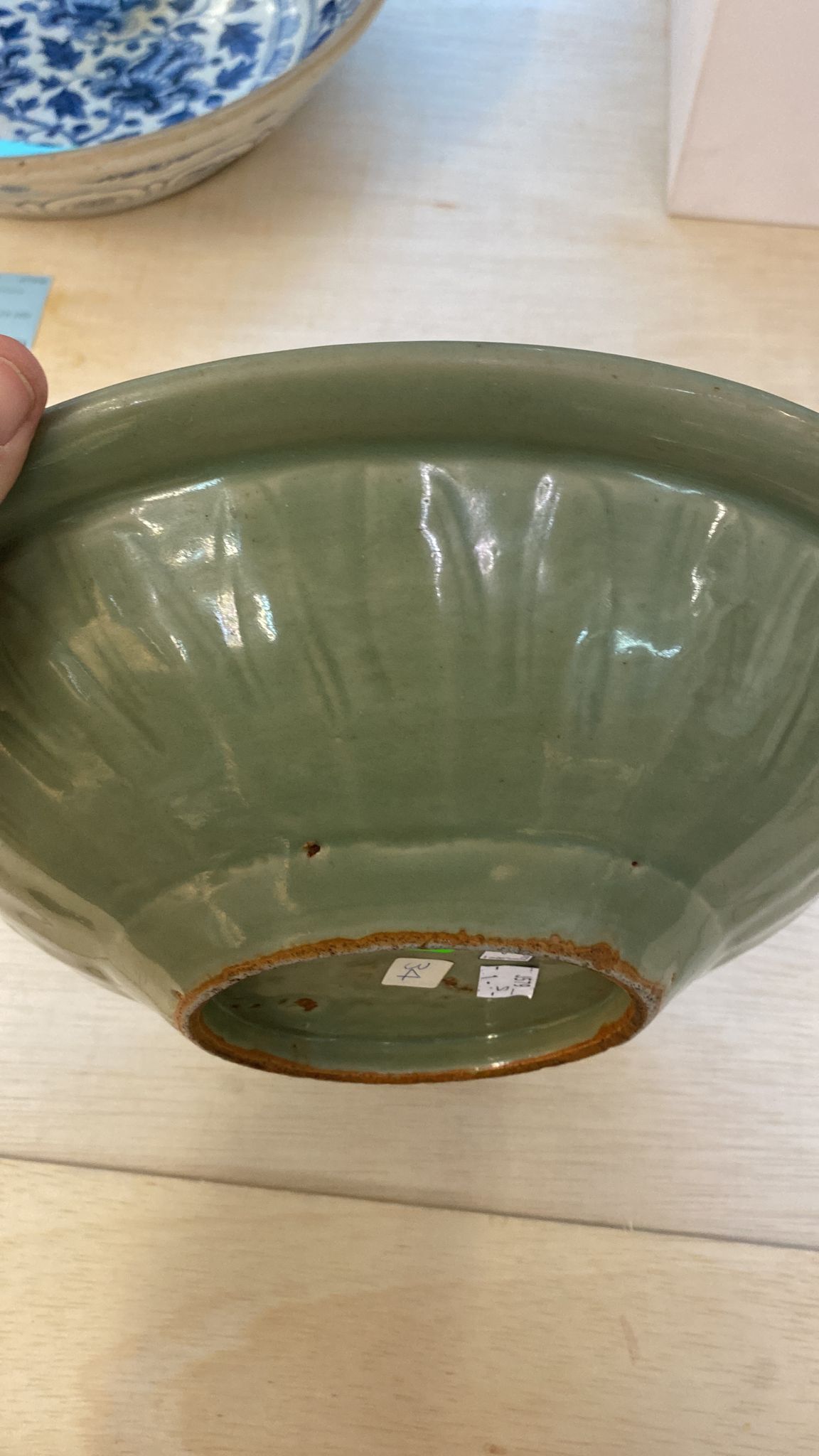 A LARGE MOULDED LONGQUAN CELADON TWIN FISH DISH - Image 12 of 14