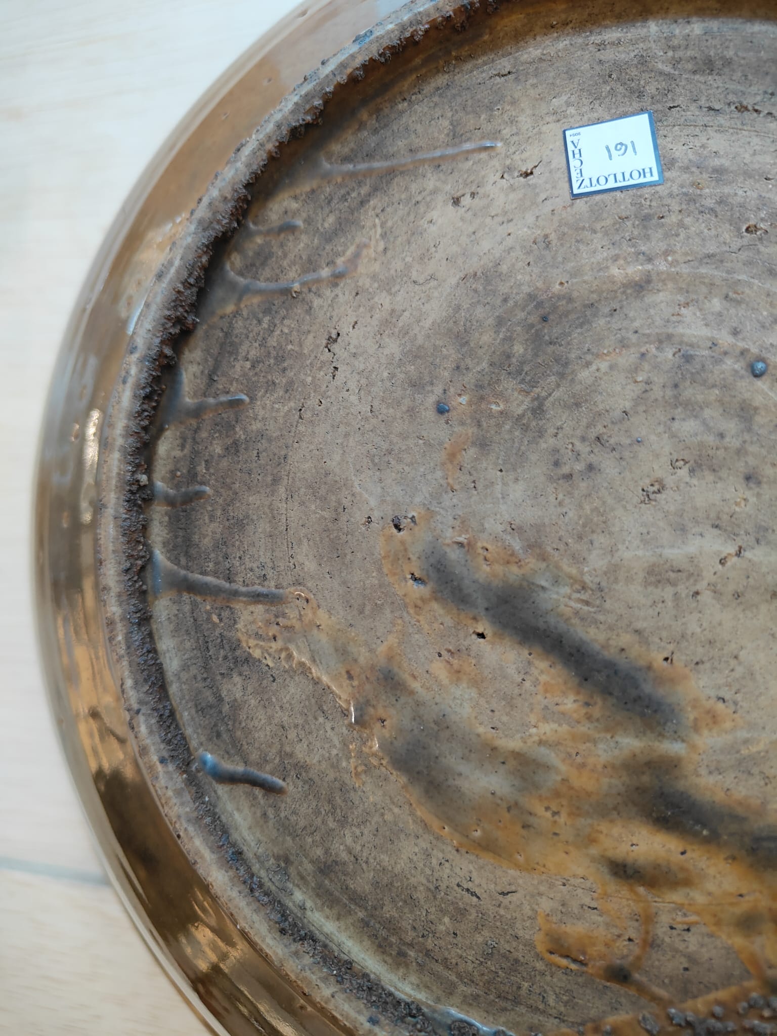 A LARGE SWATOW SLIP-DECORATED RUSSET GROUND BOWL - Image 7 of 8