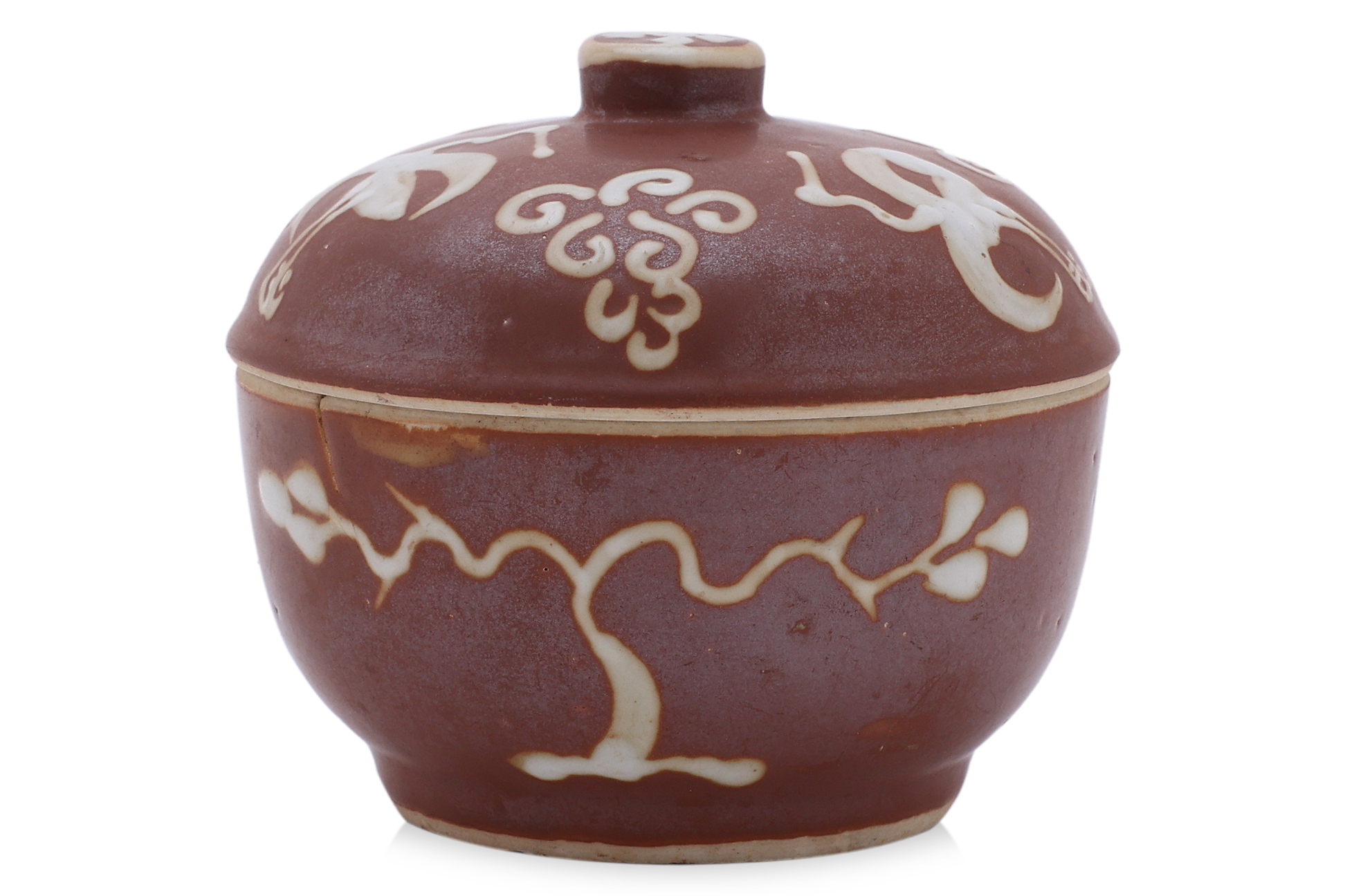 A SWATOW SLIP DECORATED BROWN GLAZED BOWL AND COVER