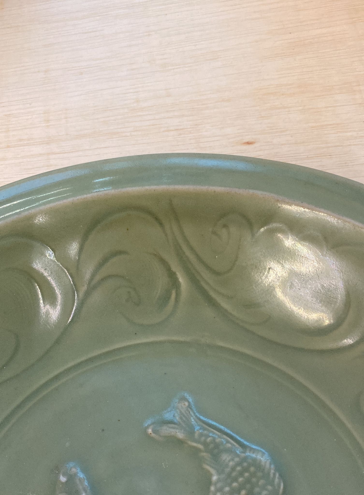 A LARGE MOULDED LONGQUAN CELADON TWIN FISH DISH - Image 8 of 14