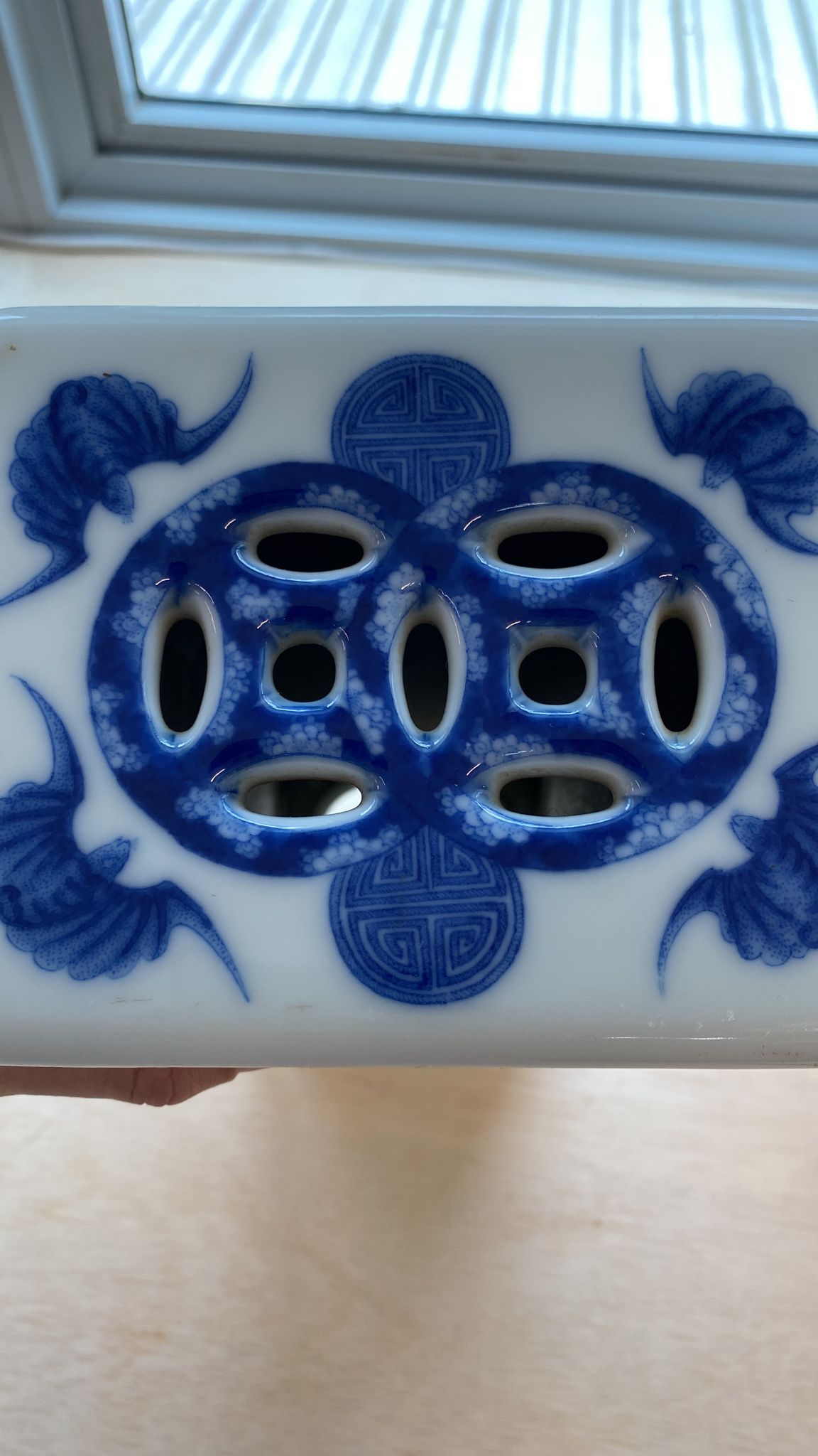 A LARGE BLUE AND WHITE PORCELAIN PILLOW - Image 16 of 24
