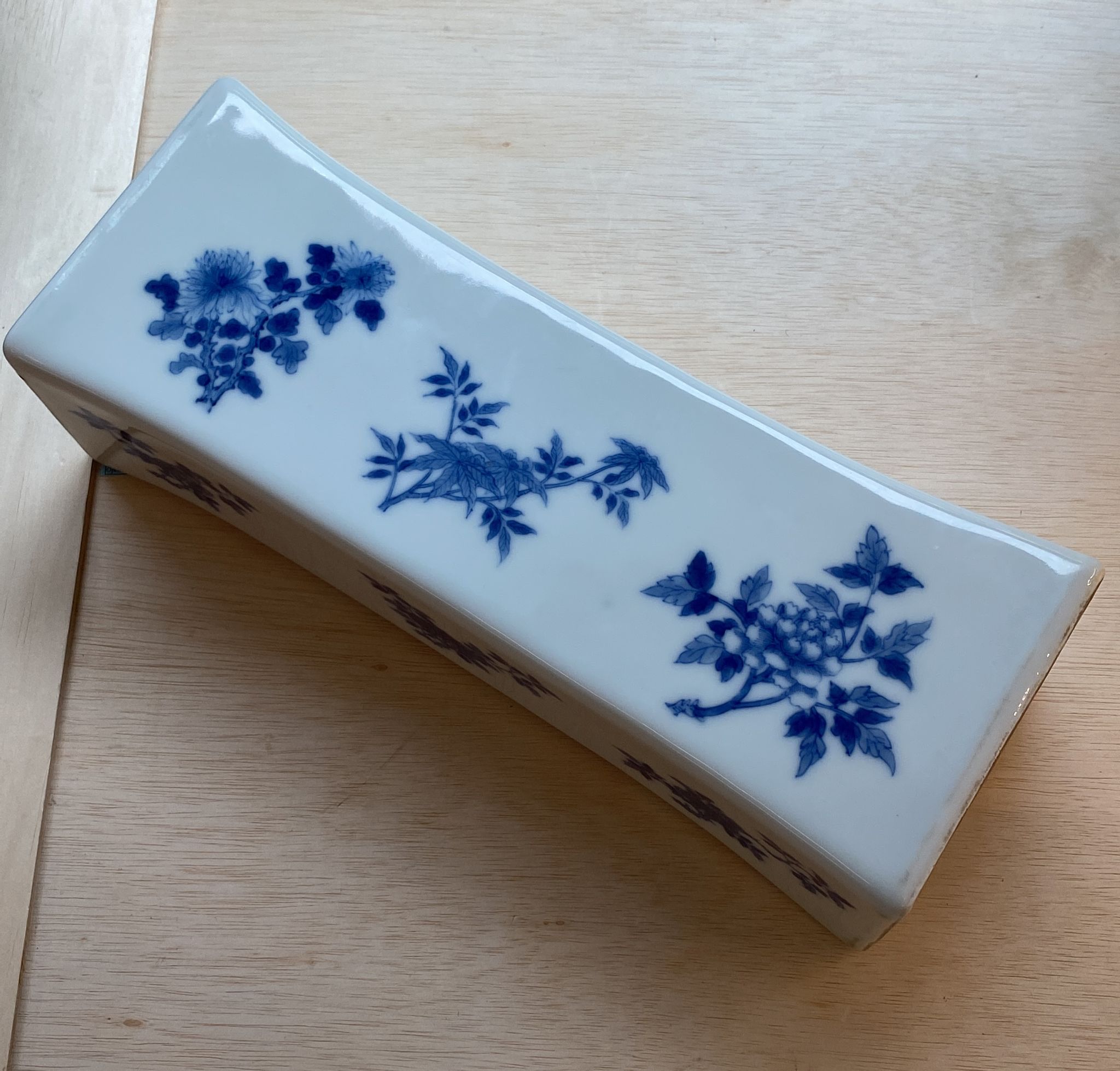 A LARGE BLUE AND WHITE PORCELAIN PILLOW - Image 24 of 24
