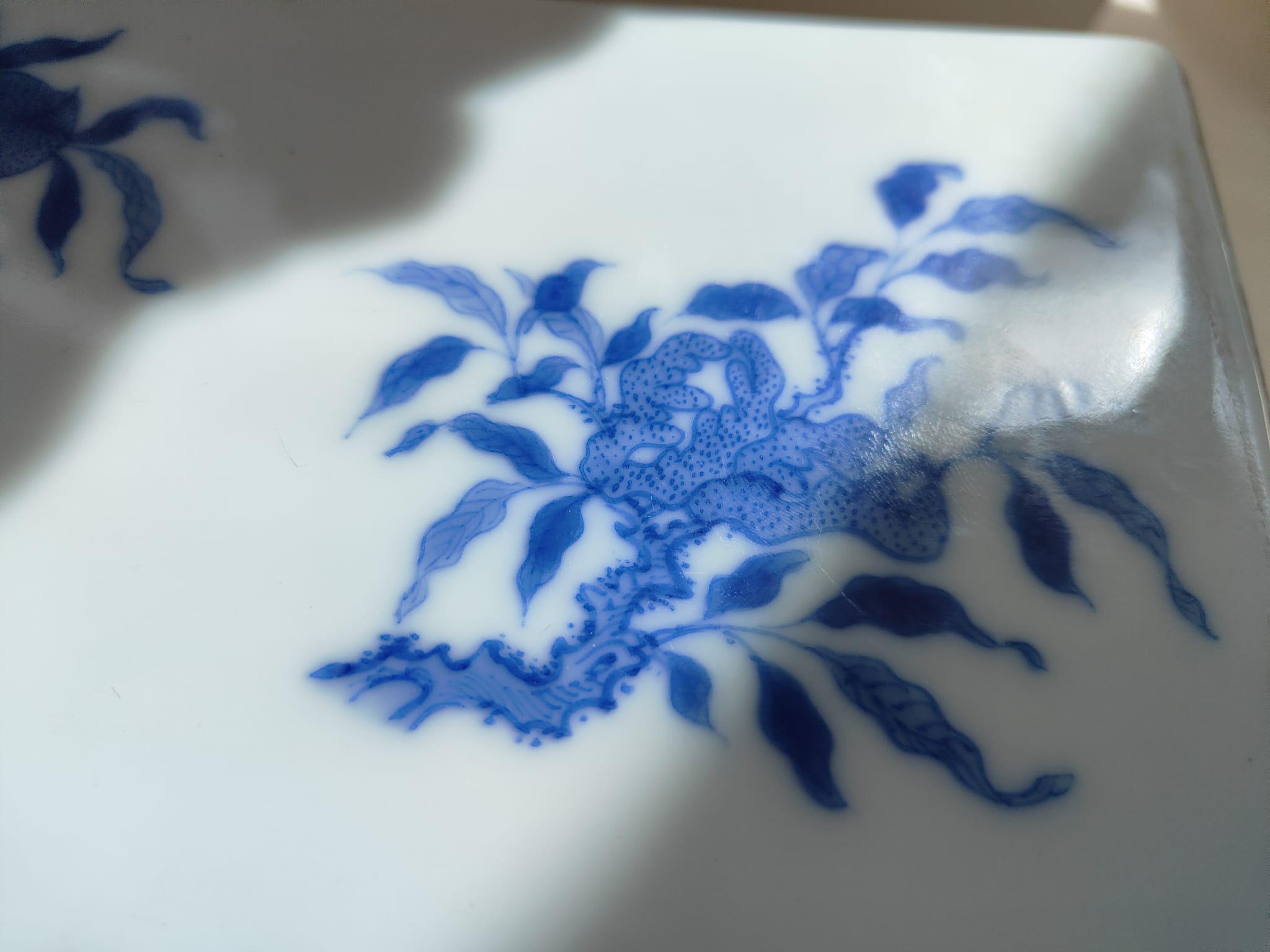A LARGE BLUE AND WHITE PORCELAIN PILLOW - Image 7 of 24