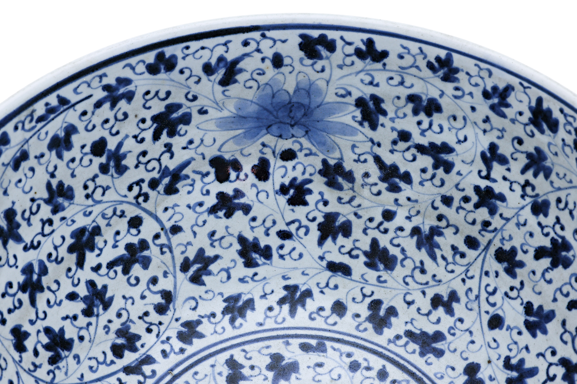 A LARGE BLUE AND WHITE LOTUS BOWL - Image 2 of 5