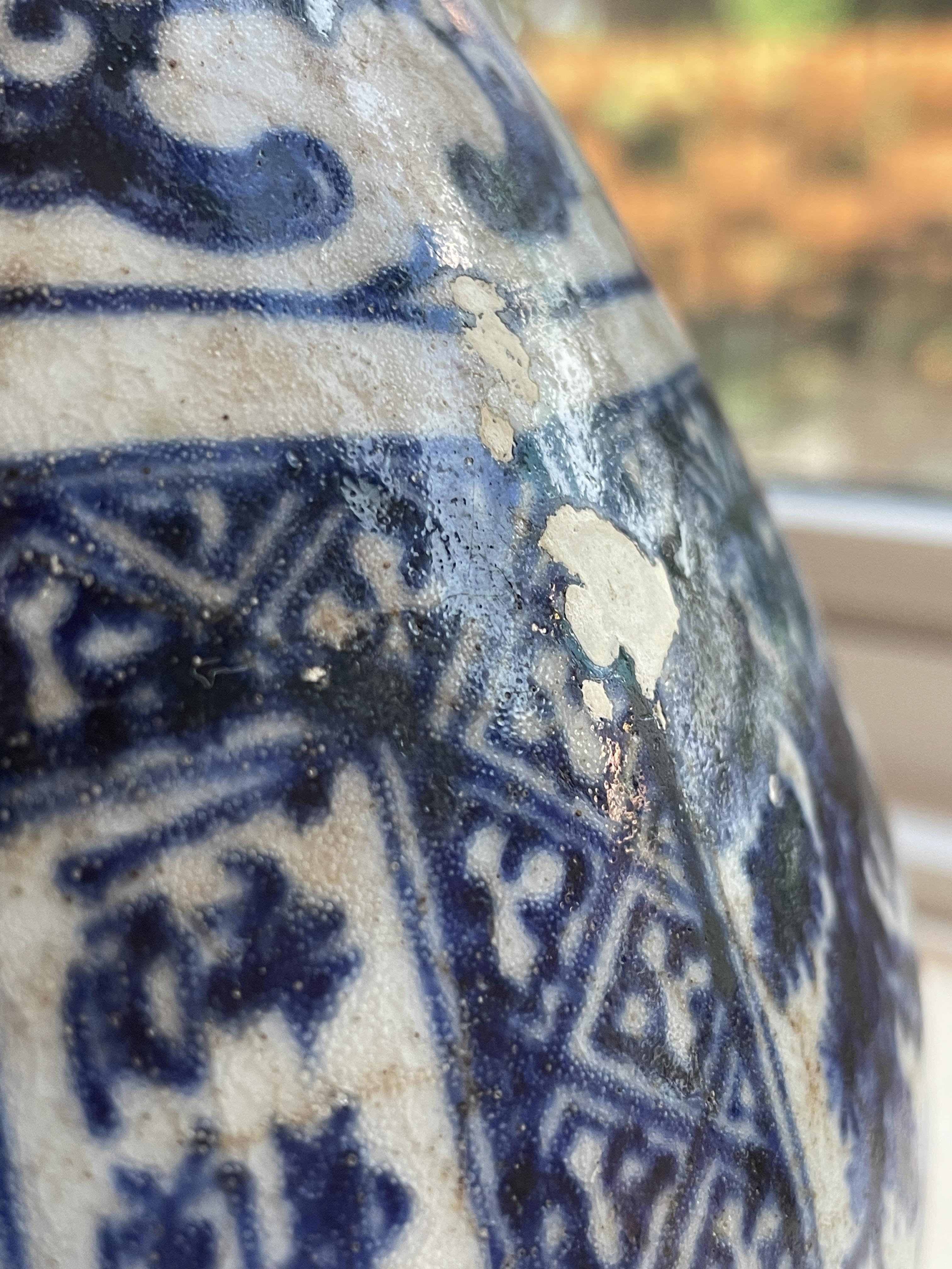 A VIETNAMESE BLUE AND WHITE PEAR SHAPED VASE - Image 6 of 11