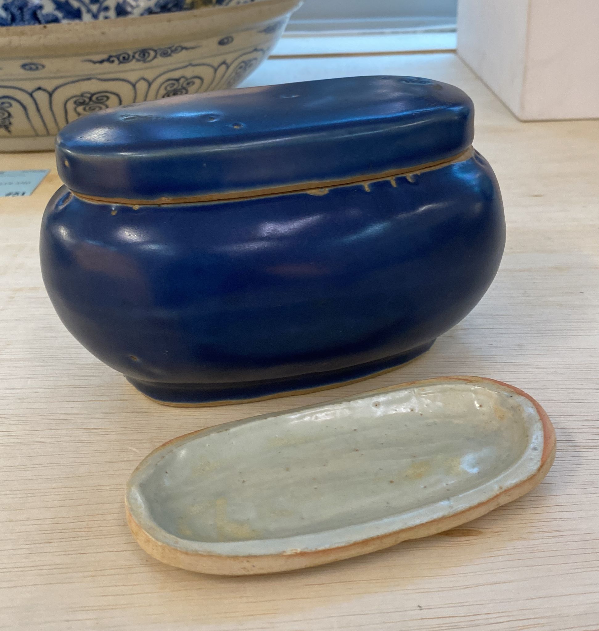 A MONOCHROME BLUE-GLAZED OVAL BOX, COVER AND LINER - Image 6 of 18