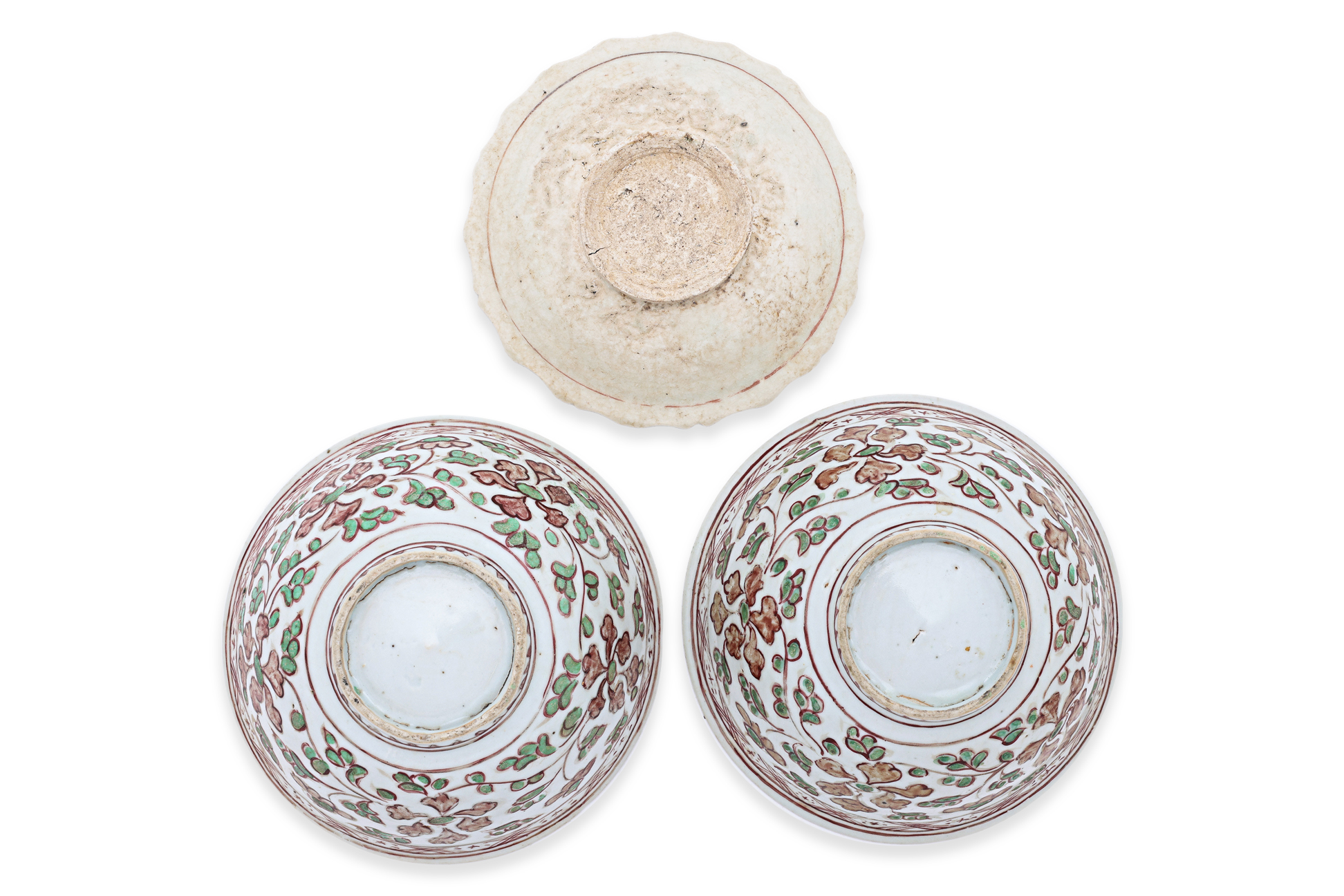 A PAIR OF SWATOW PORCELAIN BOWLS AND A SIMILAR SAUCER - Image 4 of 15