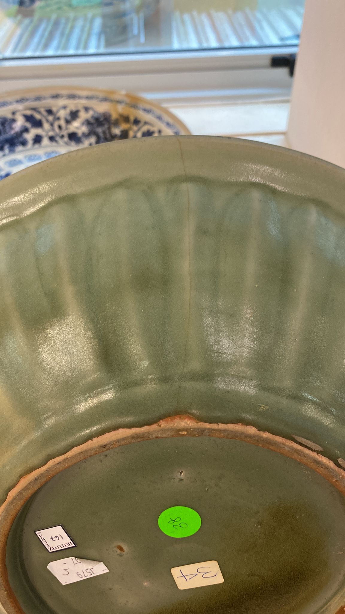 A LARGE LONGQUAN CELADON DRAGON DISH - Bild 14 aus 20