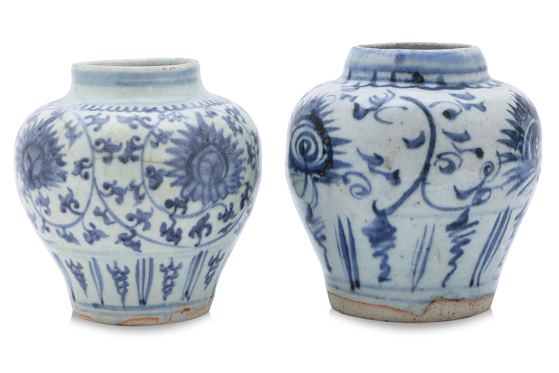 A GROUP OF FOUR BLUE AND WHITE LOTUS SCROLL JARS - Bild 4 aus 5