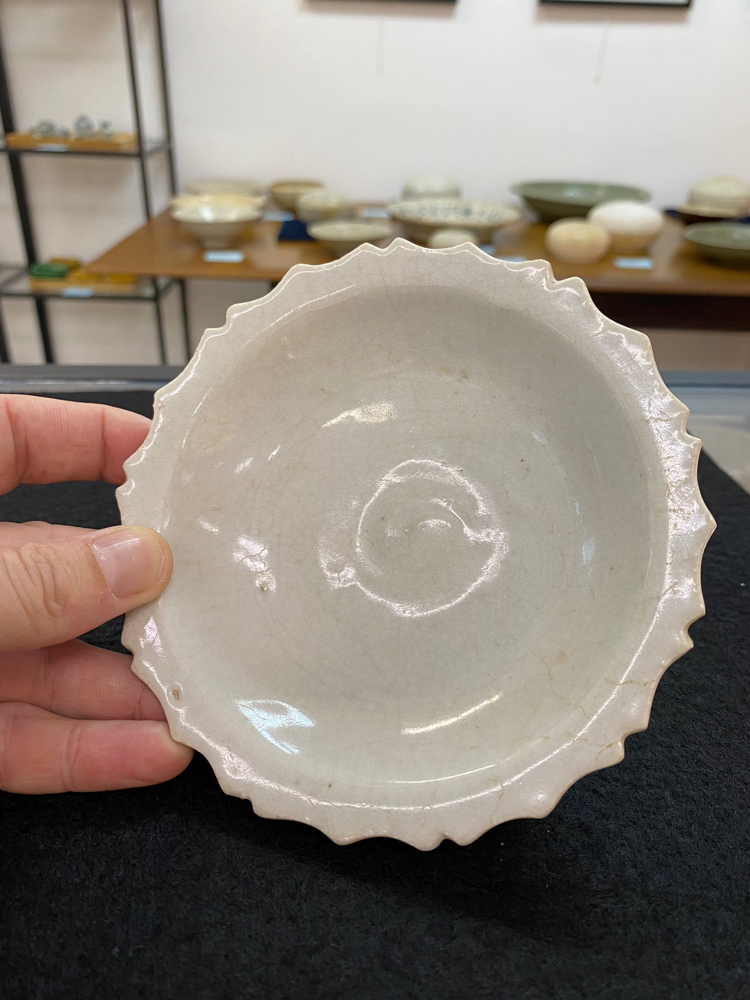 A SMALL QINGBAI BARBED DISH - Bild 5 aus 12