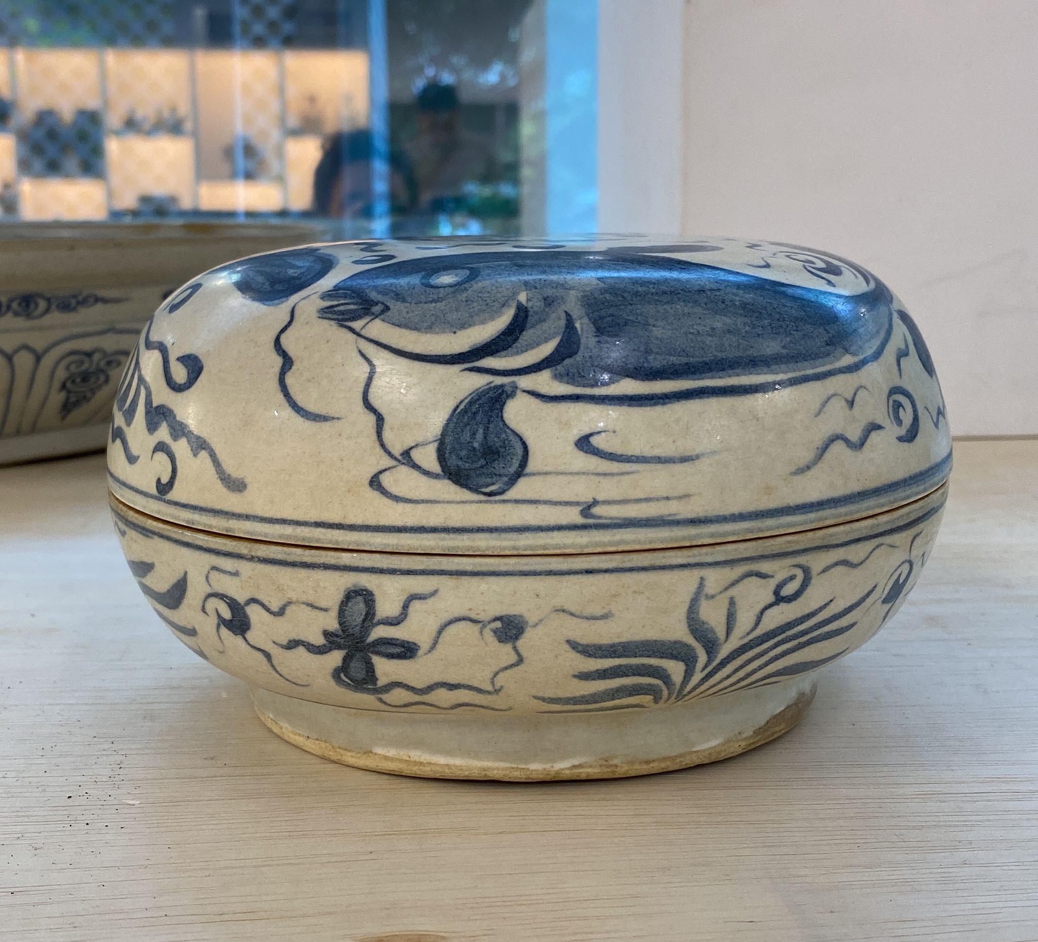 A VIETNAMESE BLUE AND WHITE CIRCULAR FISH BOX AND COVER - Image 6 of 11