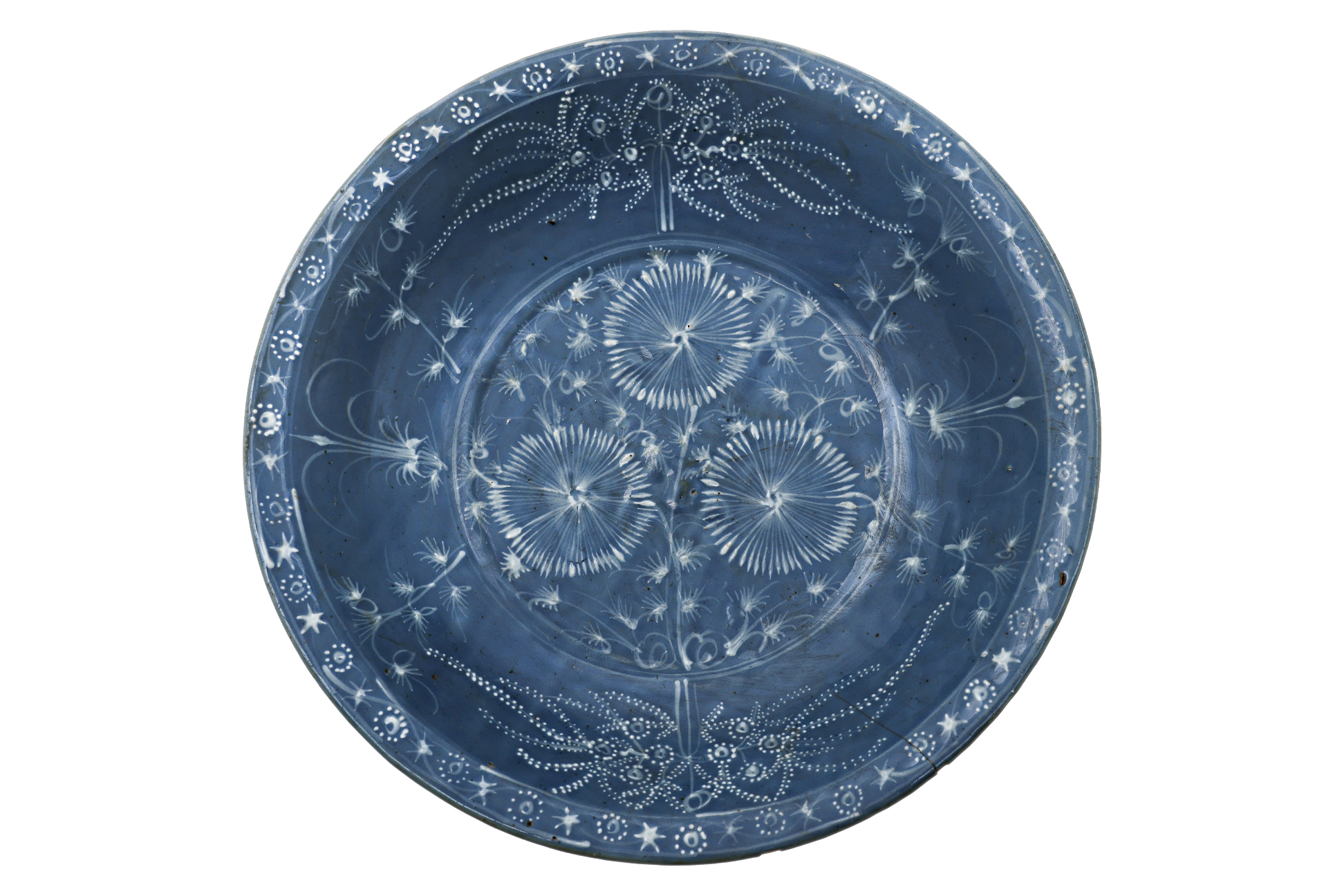 A LARGE SWATOW SLIP-DECORATED BLUE GROUND BOWL