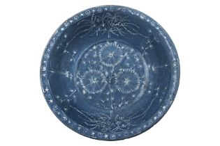 A LARGE SWATOW SLIP-DECORATED BLUE GROUND BOWL