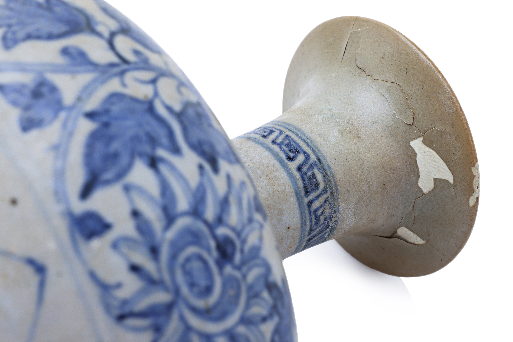 A VIETNAMESE BLUE AND WHITE BOTTLE VASE - Image 4 of 4