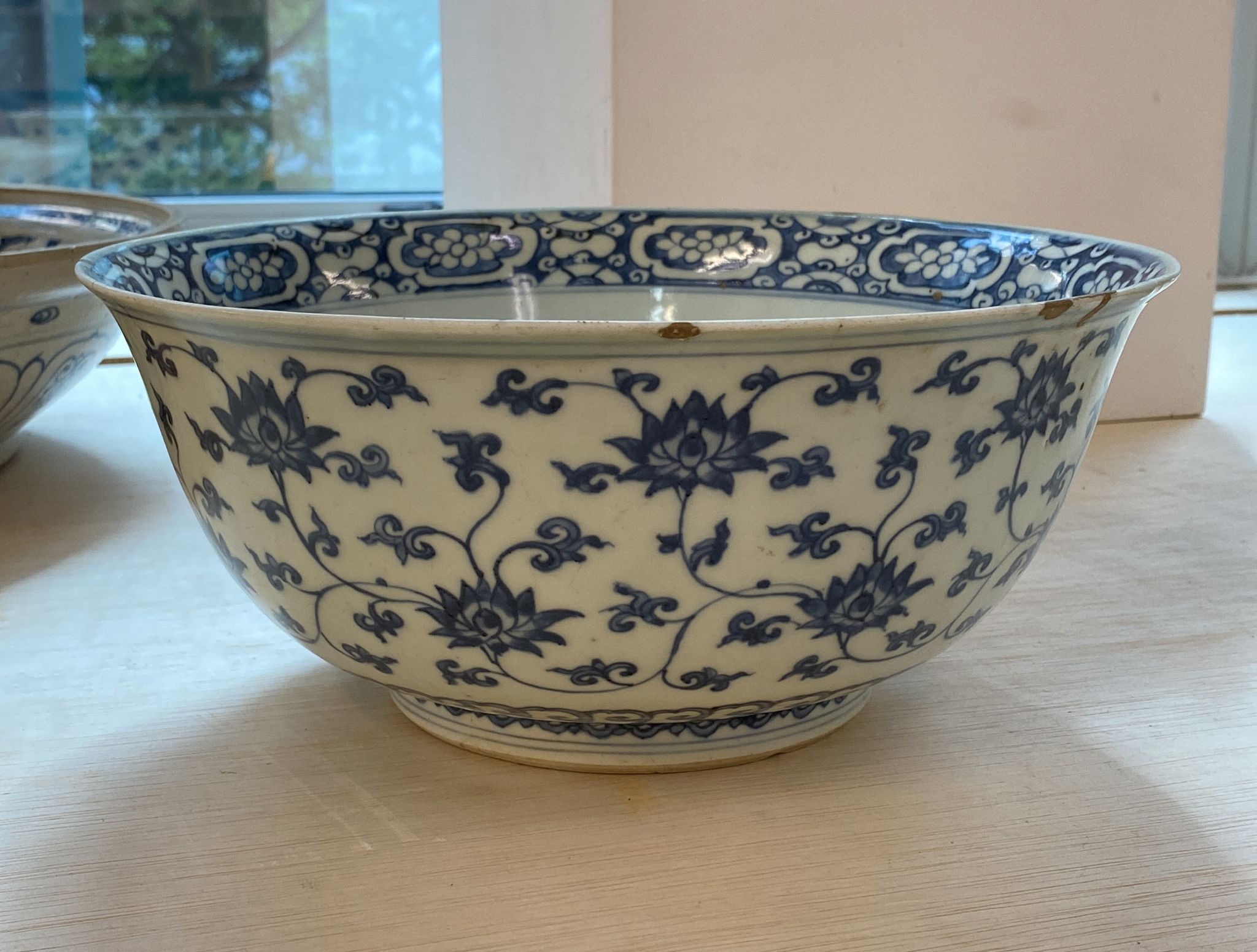 A LARGE BLUE AND WHITE LOTUS AND FRUIT BOWL - Image 8 of 17