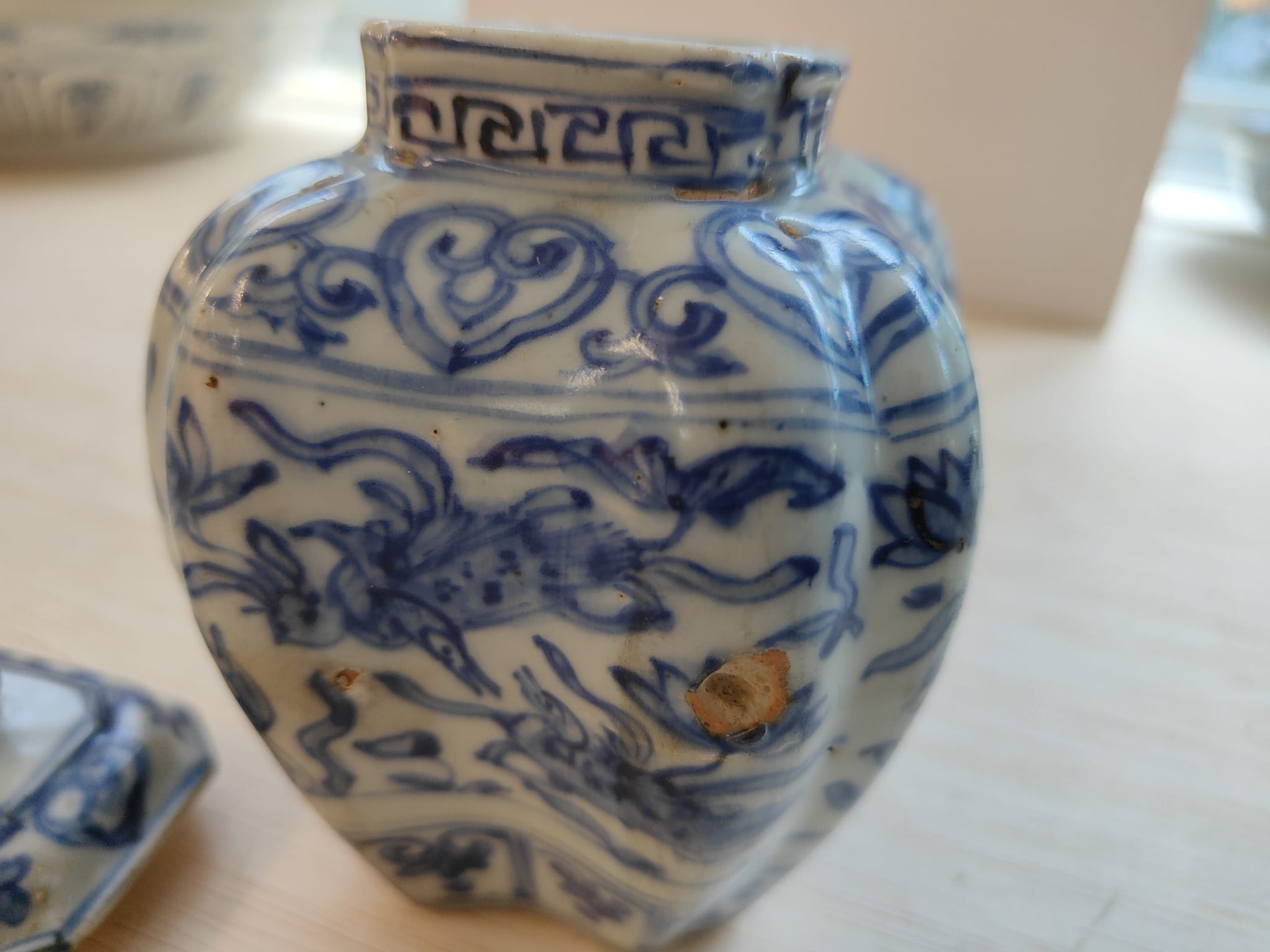 A BLUE AND WHITE PORCELAIN JAR AND COVER - Image 9 of 10