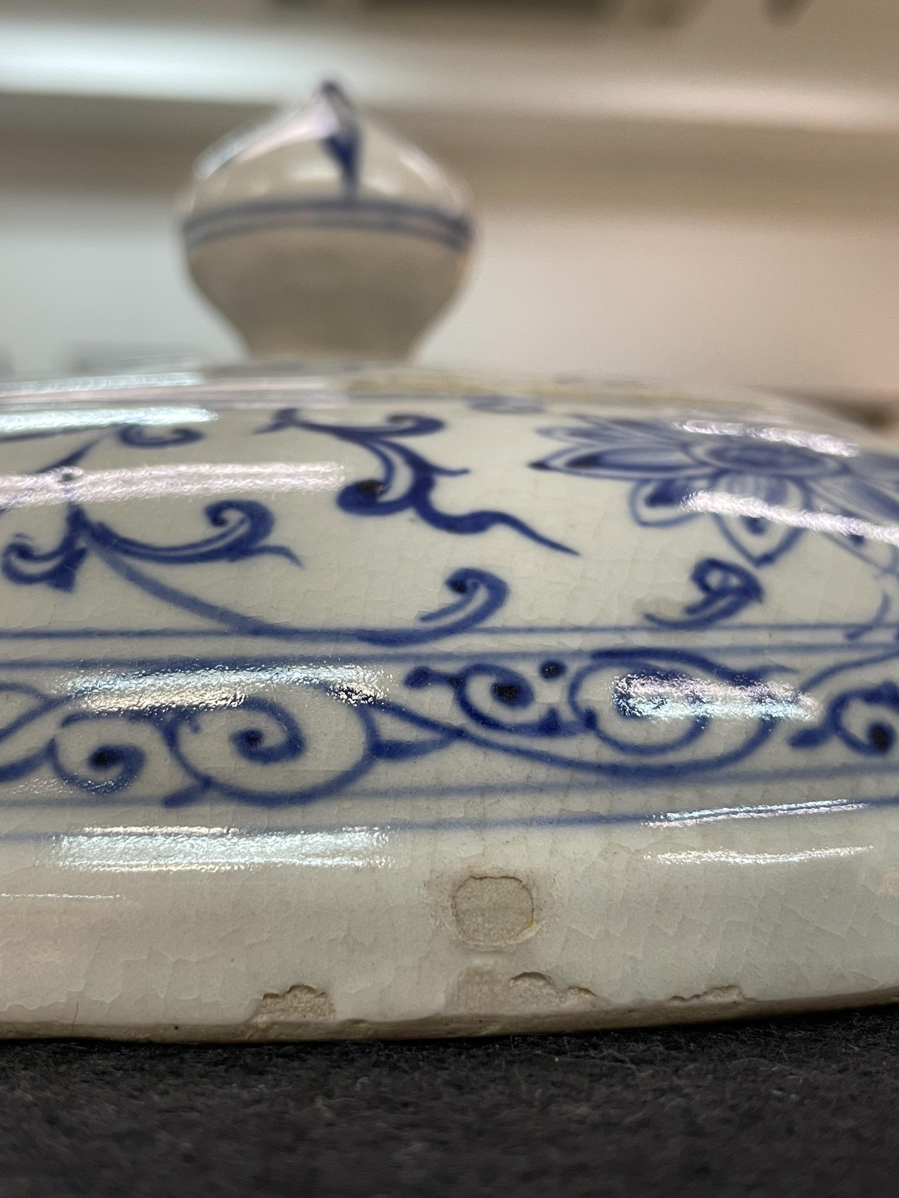 A LARGE AND RARE VIETNAMESE BLUE AND WHITE BOWL AND COVER - Bild 25 aus 29