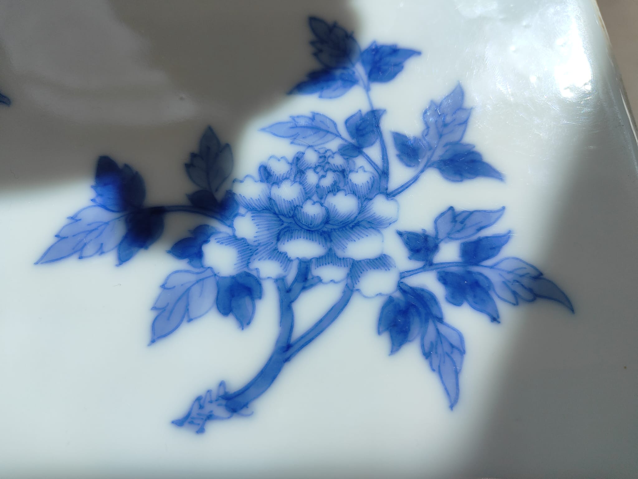 A LARGE BLUE AND WHITE PORCELAIN PILLOW - Image 8 of 24