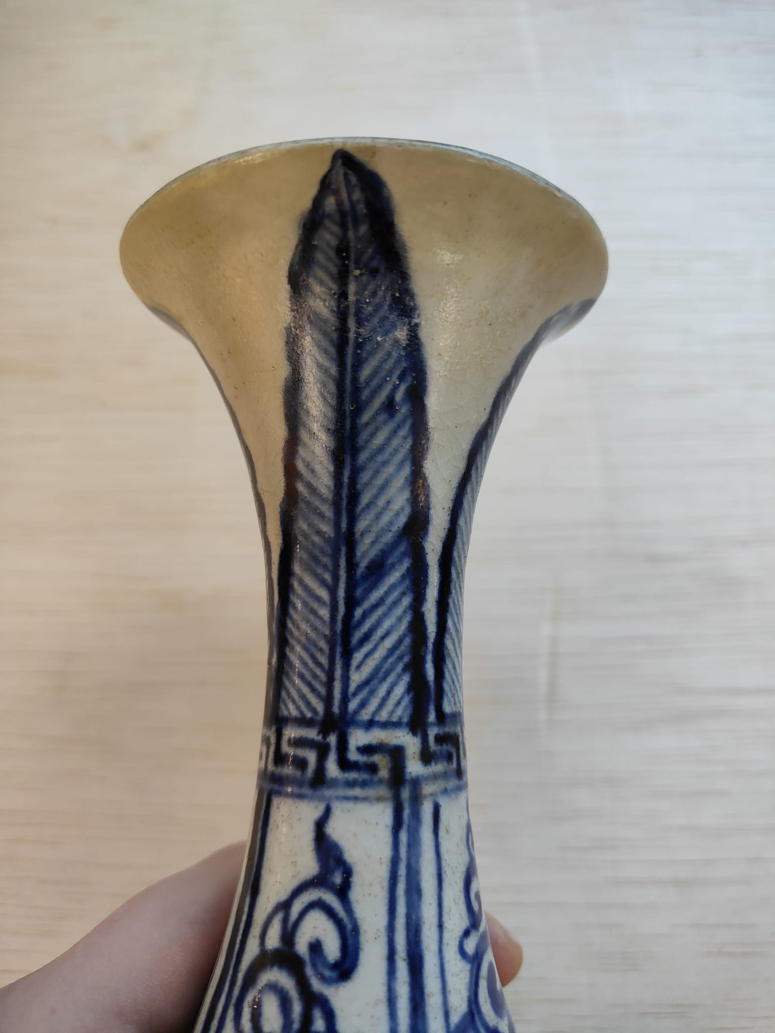 A VIETNAMESE BLUE AND WHITE PEAR SHAPED DRAGON VASE - Image 9 of 11