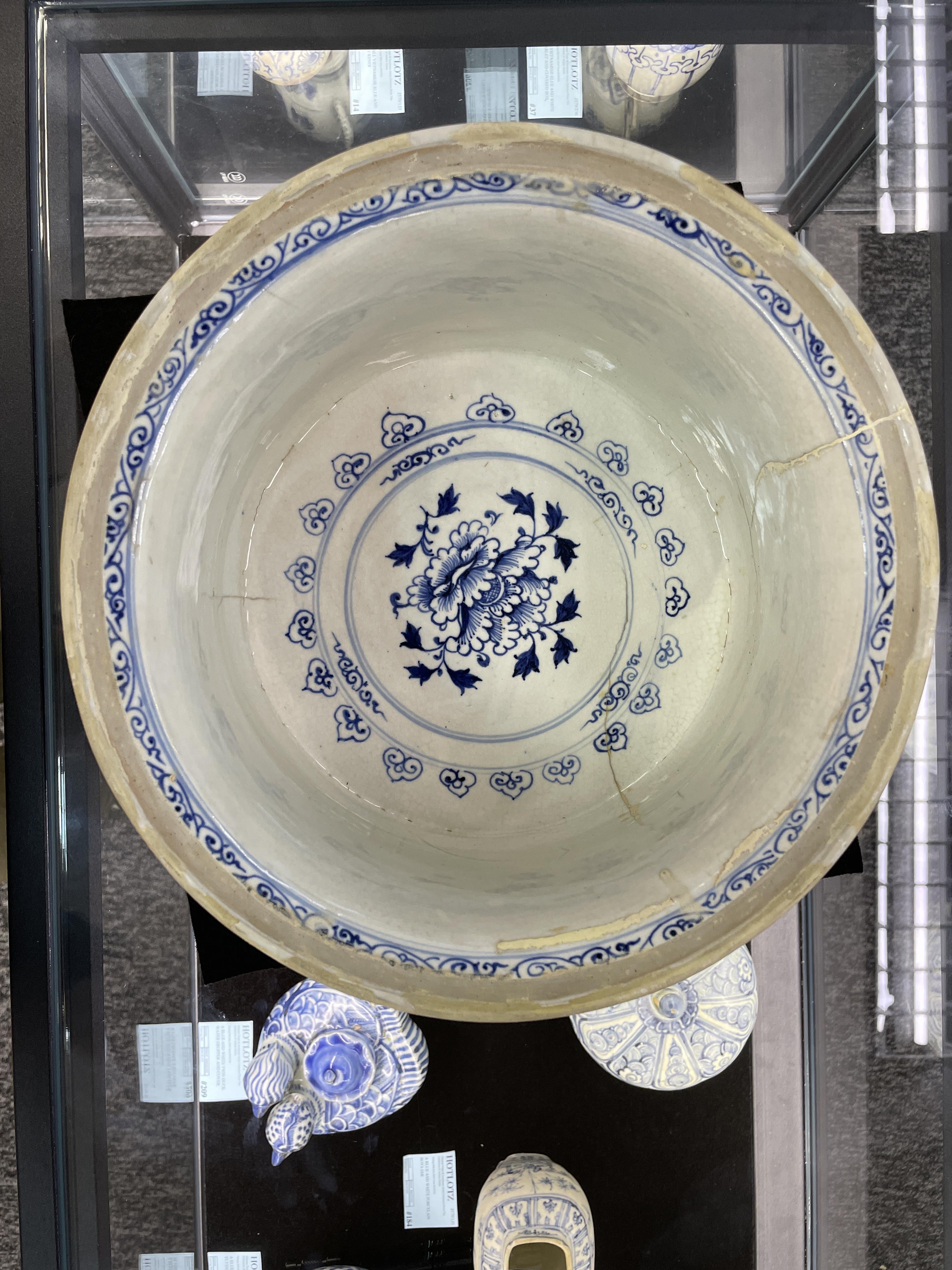 A LARGE AND RARE VIETNAMESE BLUE AND WHITE BOWL AND COVER - Image 12 of 29