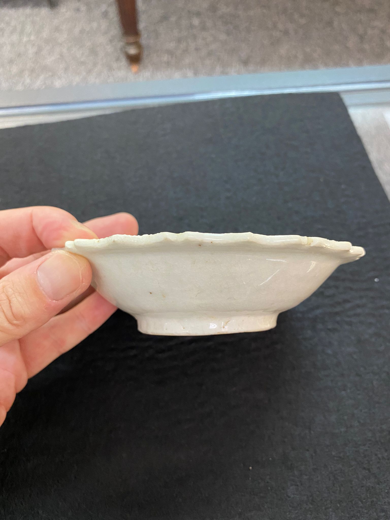 A SMALL QINGBAI BARBED DISH - Bild 11 aus 12