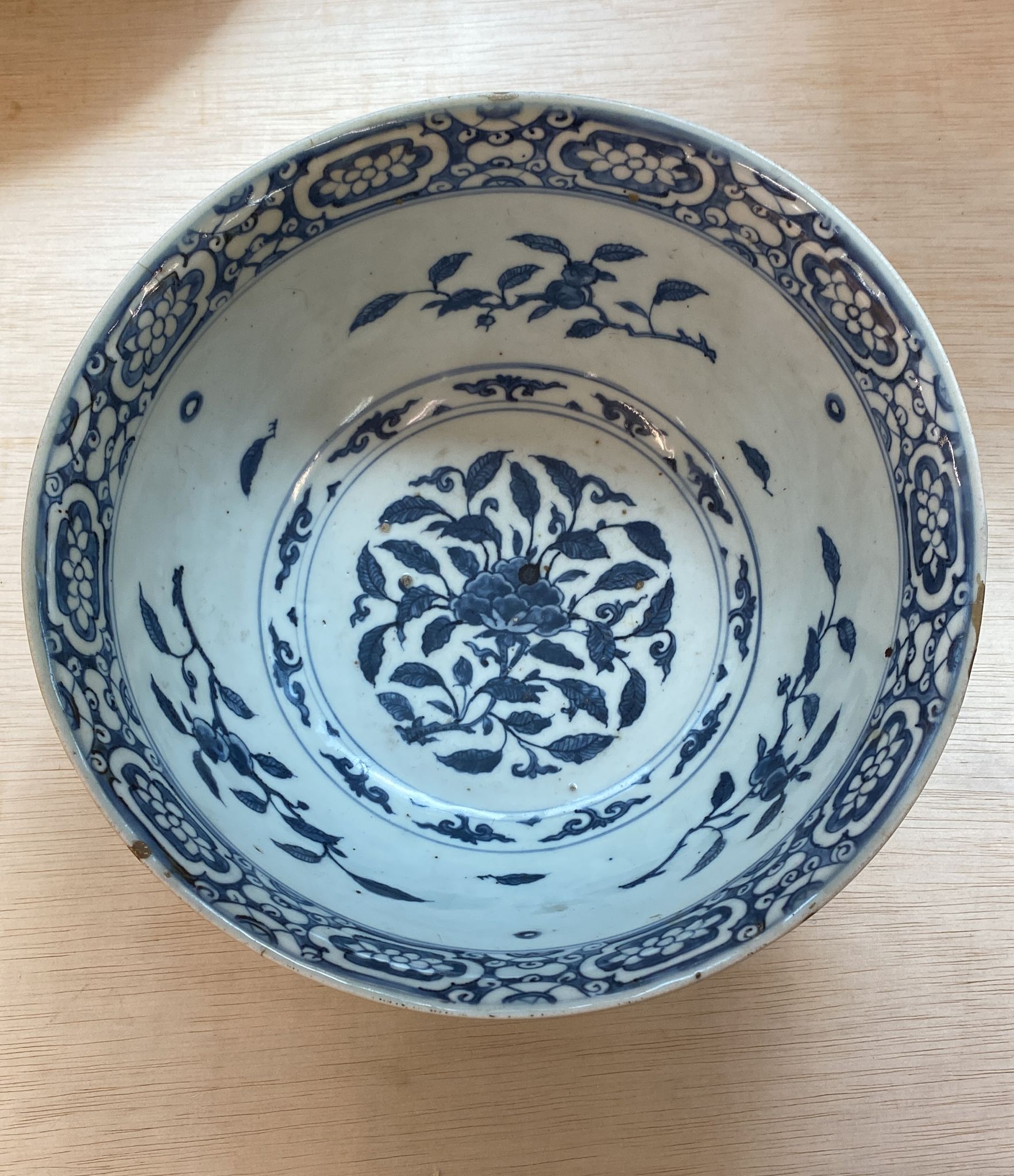A LARGE BLUE AND WHITE LOTUS AND FRUIT BOWL - Image 7 of 17