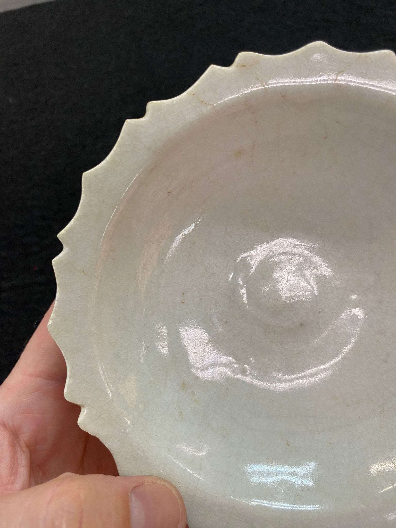 A SMALL QINGBAI BARBED DISH - Bild 7 aus 12