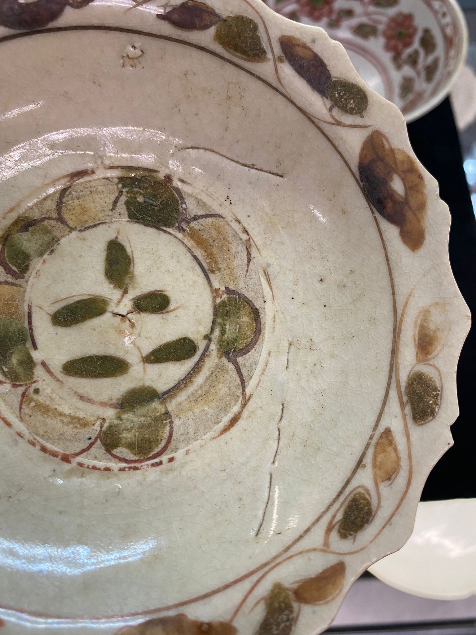 A PAIR OF SWATOW PORCELAIN BOWLS AND A SIMILAR SAUCER - Image 9 of 15