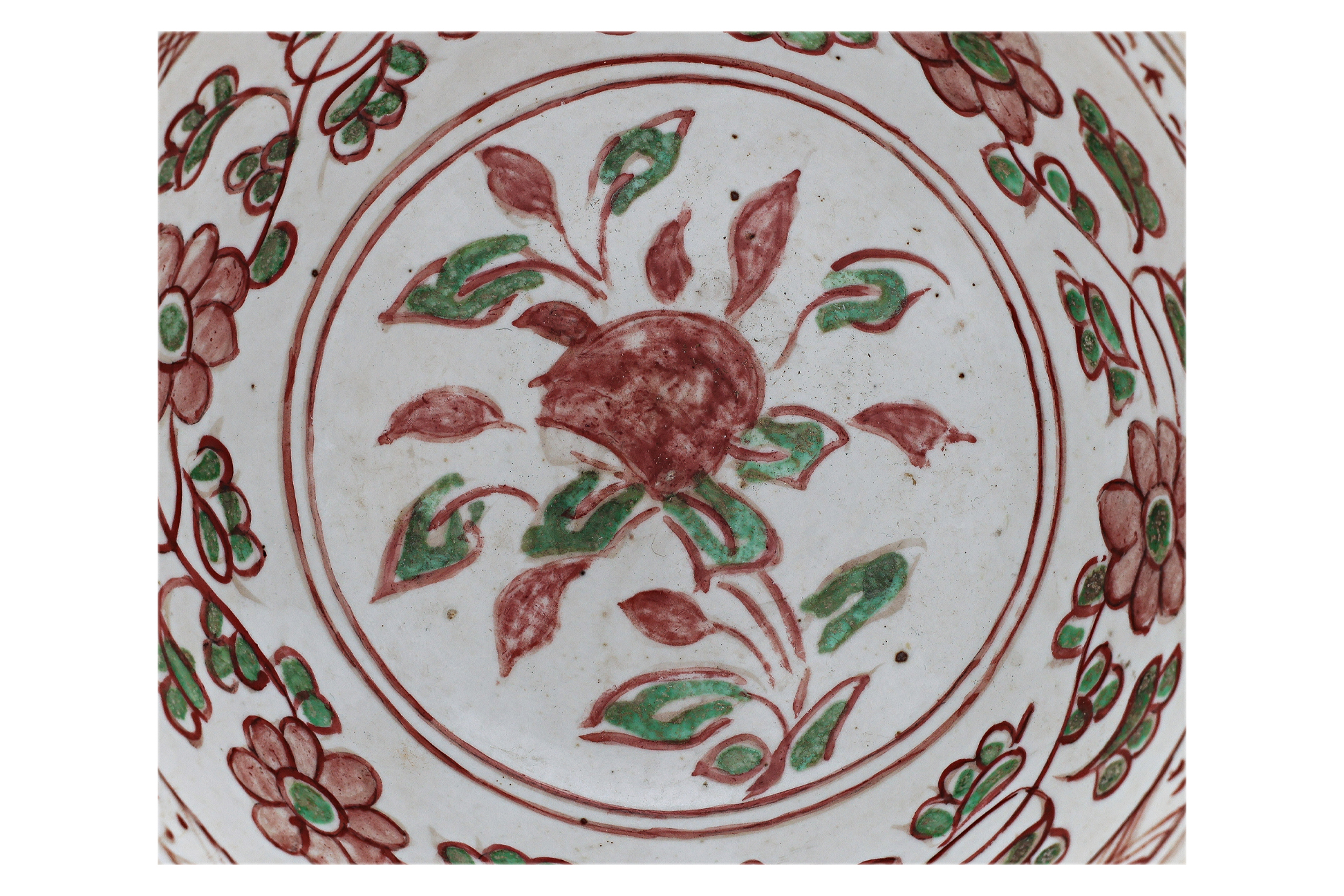 A PAIR OF SWATOW PORCELAIN BOWLS AND A SIMILAR SAUCER - Image 3 of 15