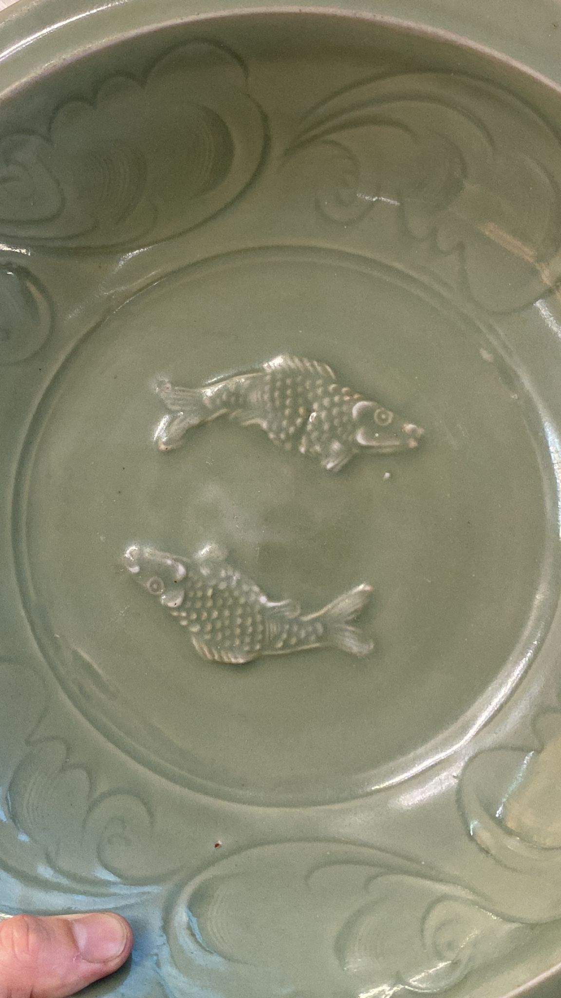 A LARGE MOULDED LONGQUAN CELADON TWIN FISH DISH - Image 5 of 14