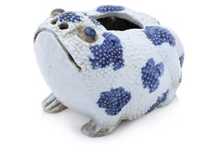 A BLUE AND WHITE TOAD-SHAPED INCENSE BURNER