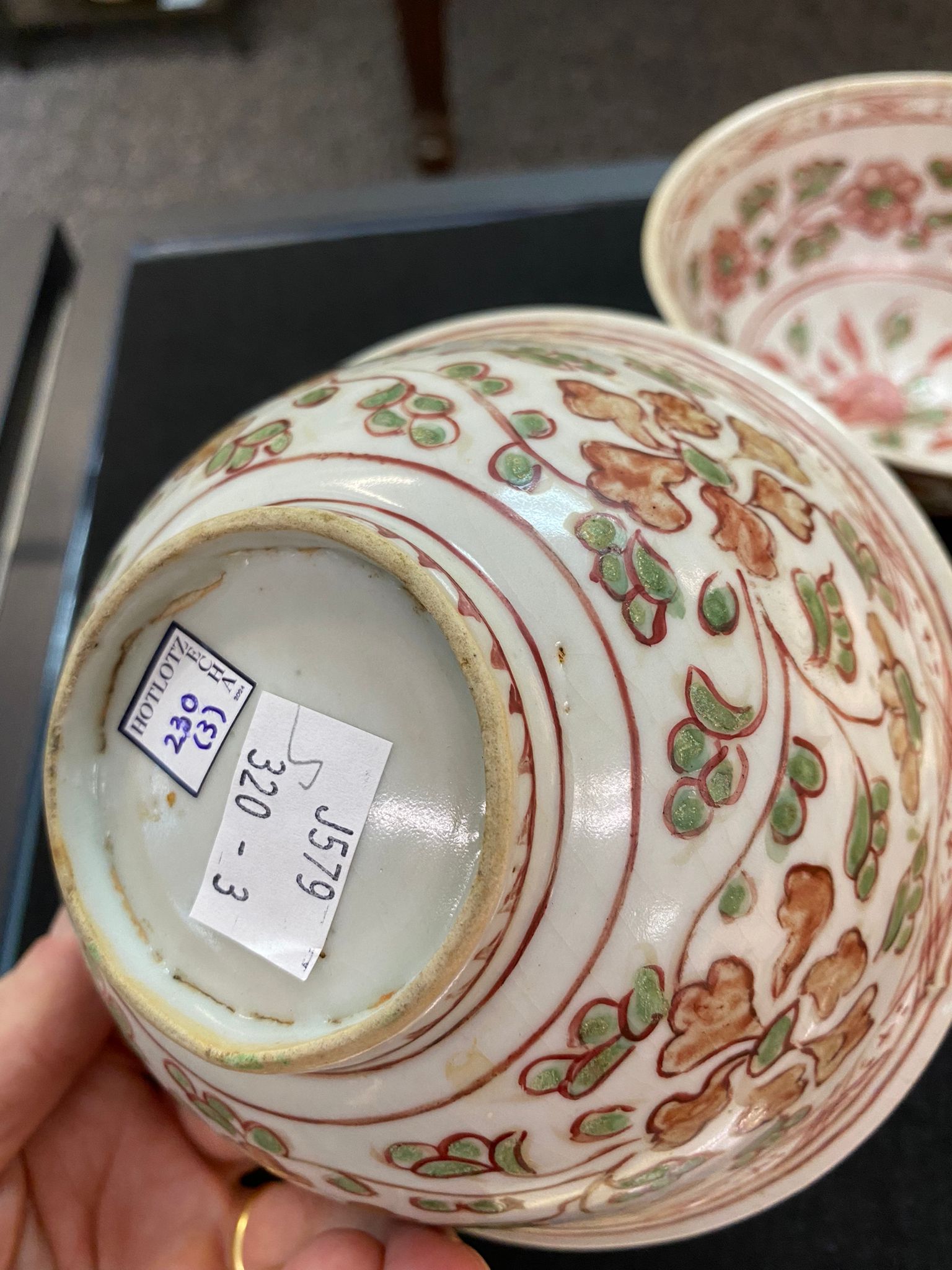 A PAIR OF SWATOW PORCELAIN BOWLS AND A SIMILAR SAUCER - Image 8 of 15