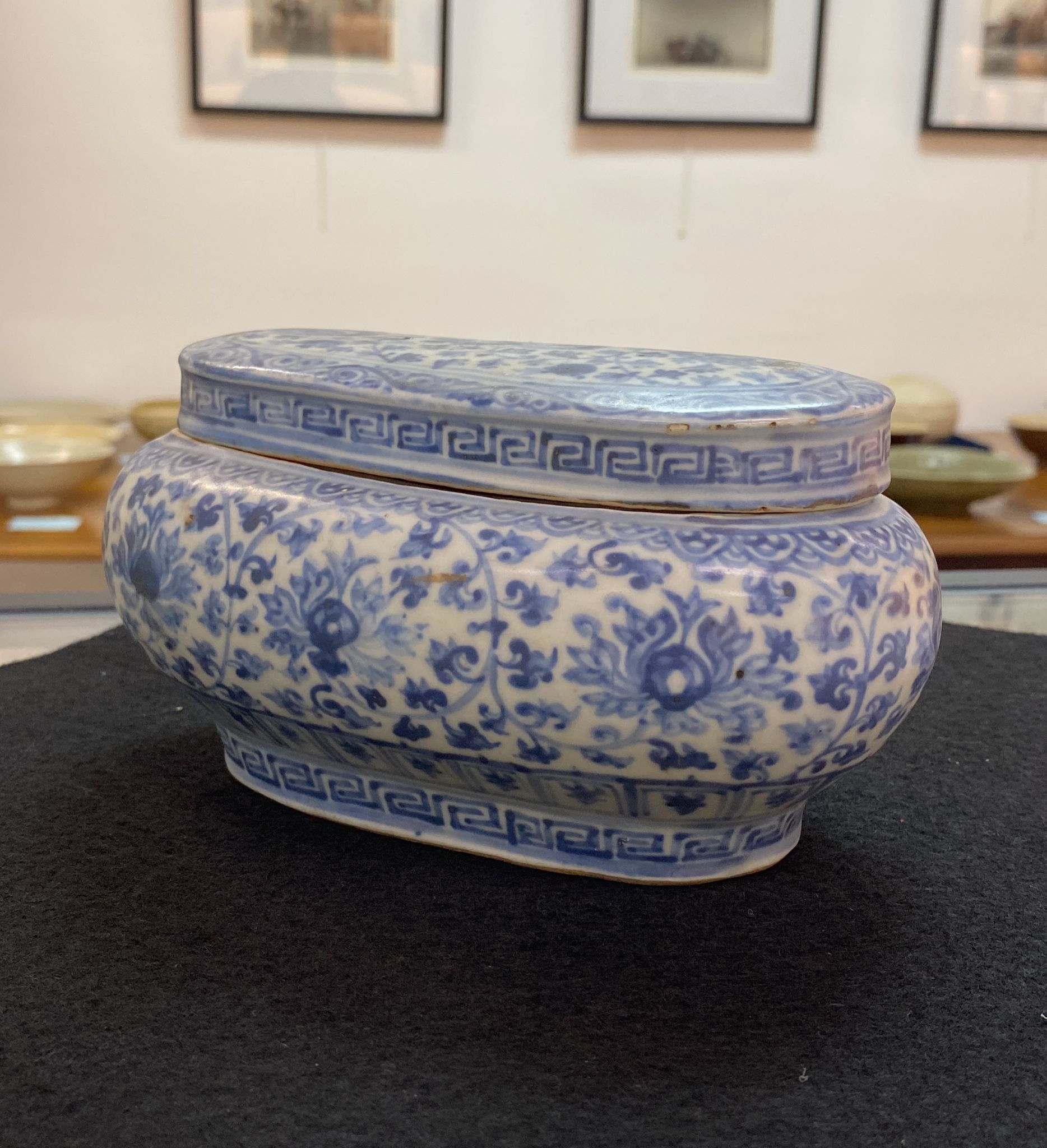 A BLUE AND WHITE OVAL BOX, COVER AND LINER - Image 7 of 17