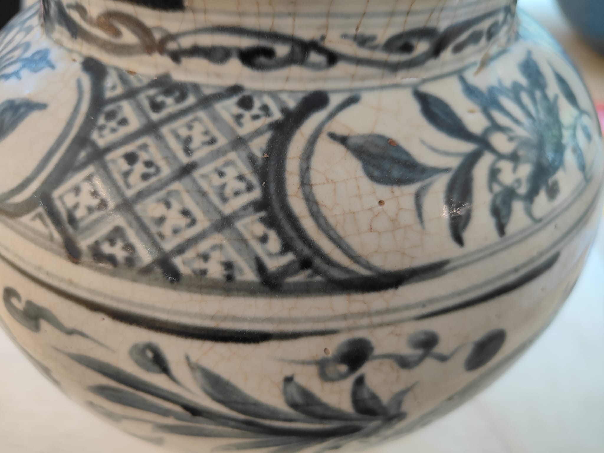 A LARGE VIETNAMESE BLUE AND WHITE FISH JAR - Image 5 of 17