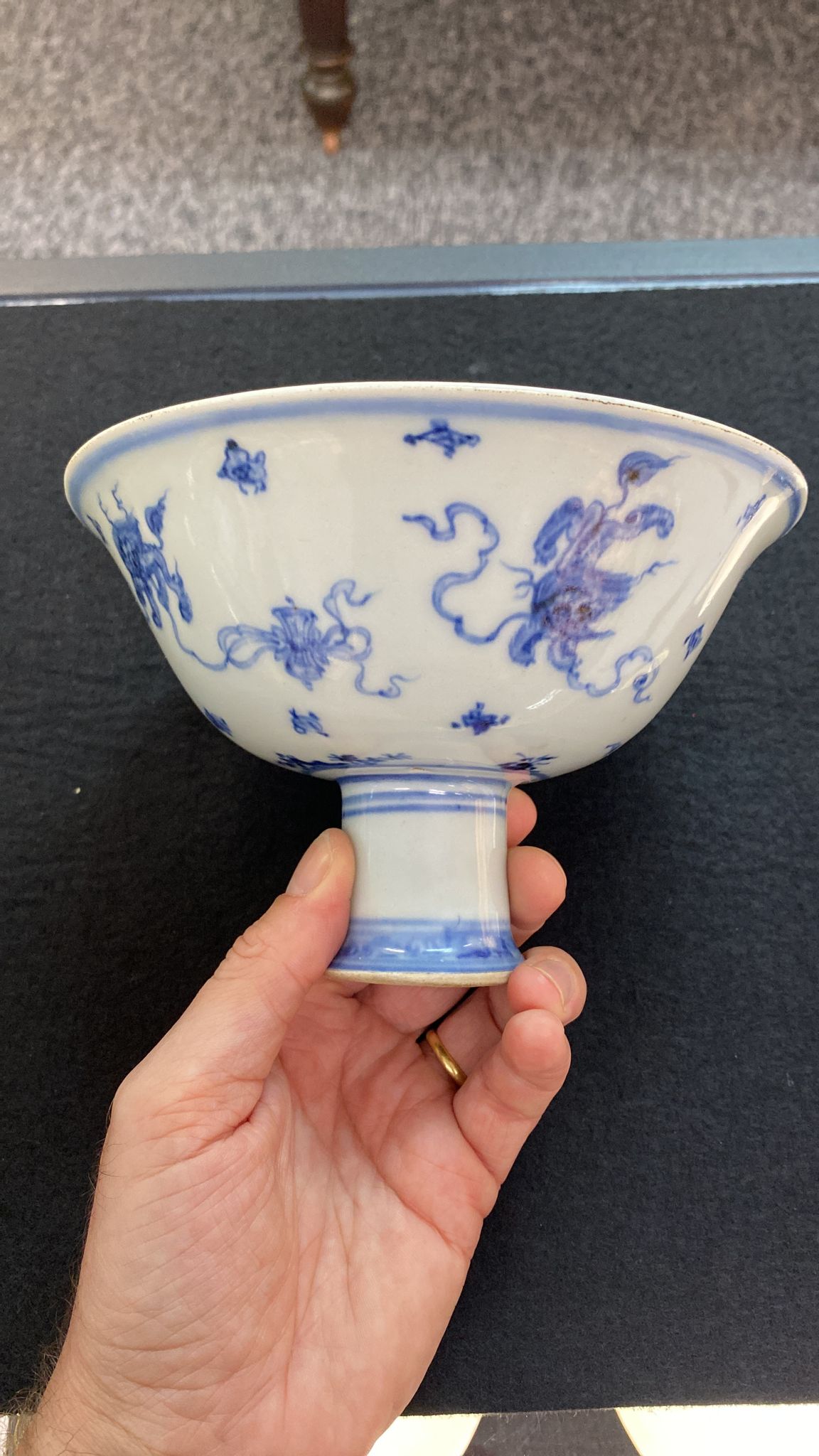 A BLUE AND WHITE BUDDHIST LION STEM BOWL - Image 12 of 17