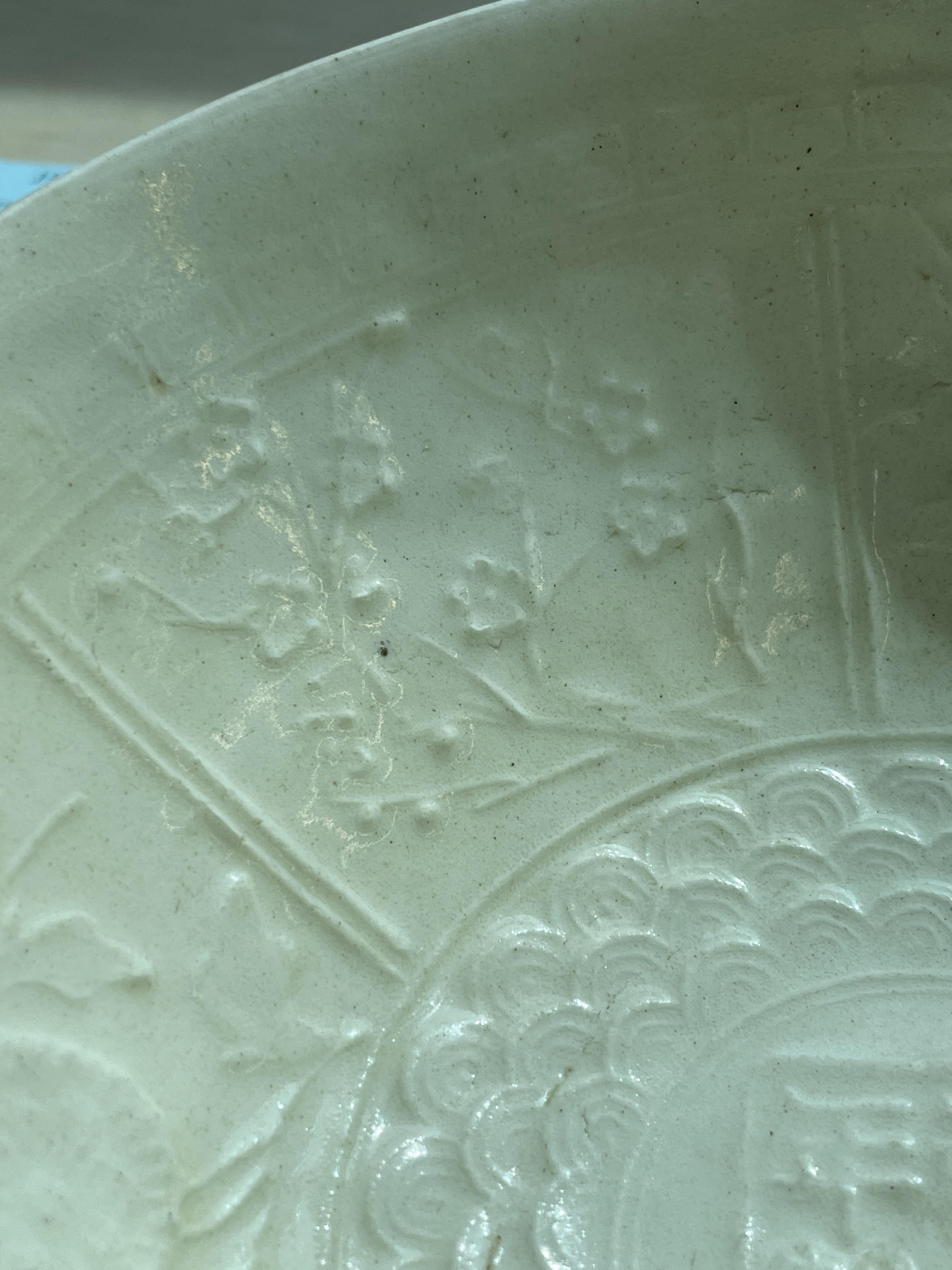 A WHITE GLAZED MOULDED THREE FLOWERS BOWL - Image 9 of 12