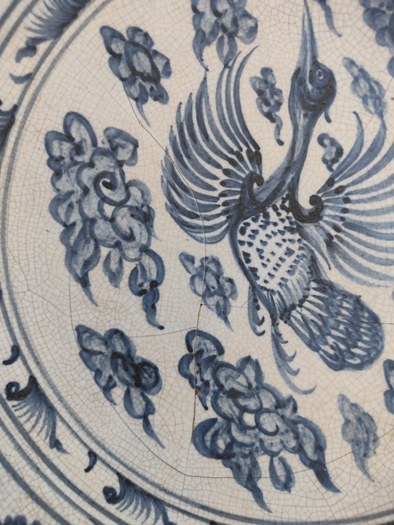 A LARGE VIETNAMESE BLUE AND WHITE DISH WITH FLYING CRANE - Image 4 of 8