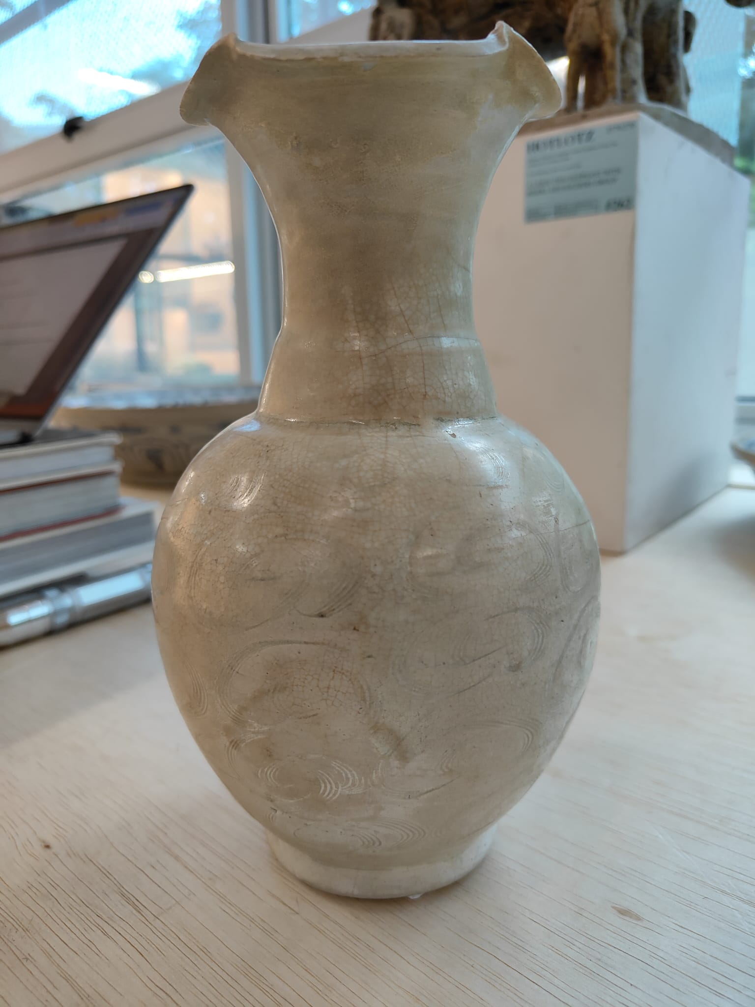 A COMBED QINGBAI VASE WITH CLOUD MOTIFS - Bild 4 aus 11